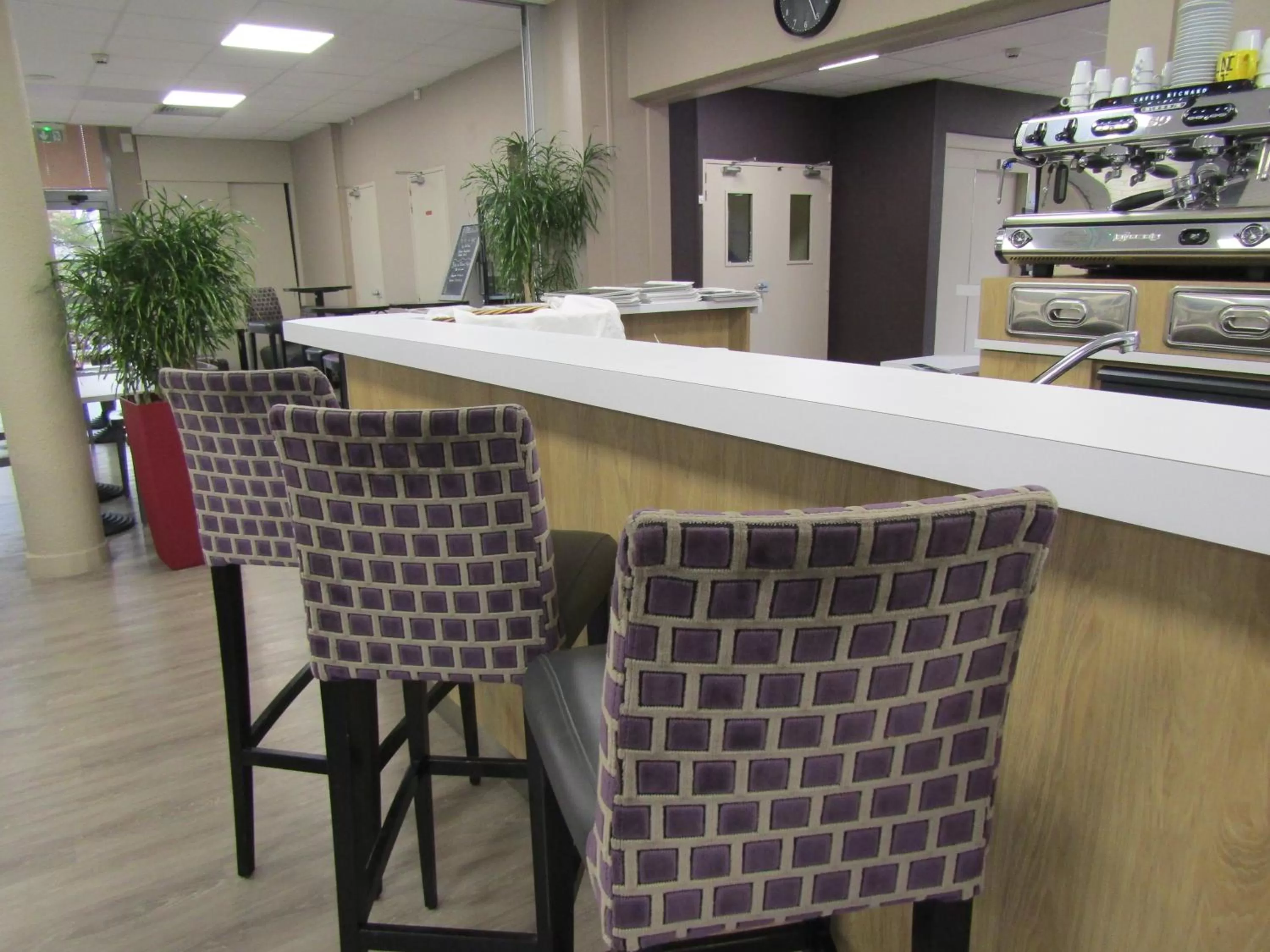 Lounge or bar in Comfort Hotel Aeroport Lyon St Exupery