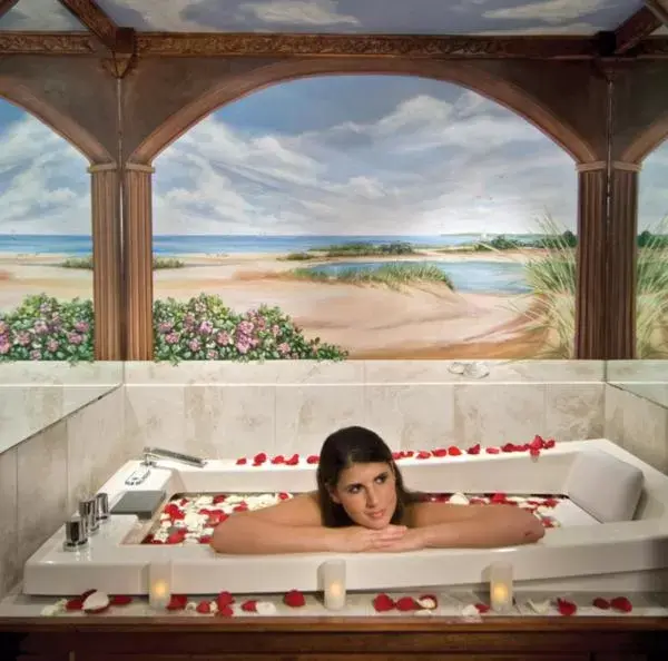 Hot Tub in John Carver Inn & Spa