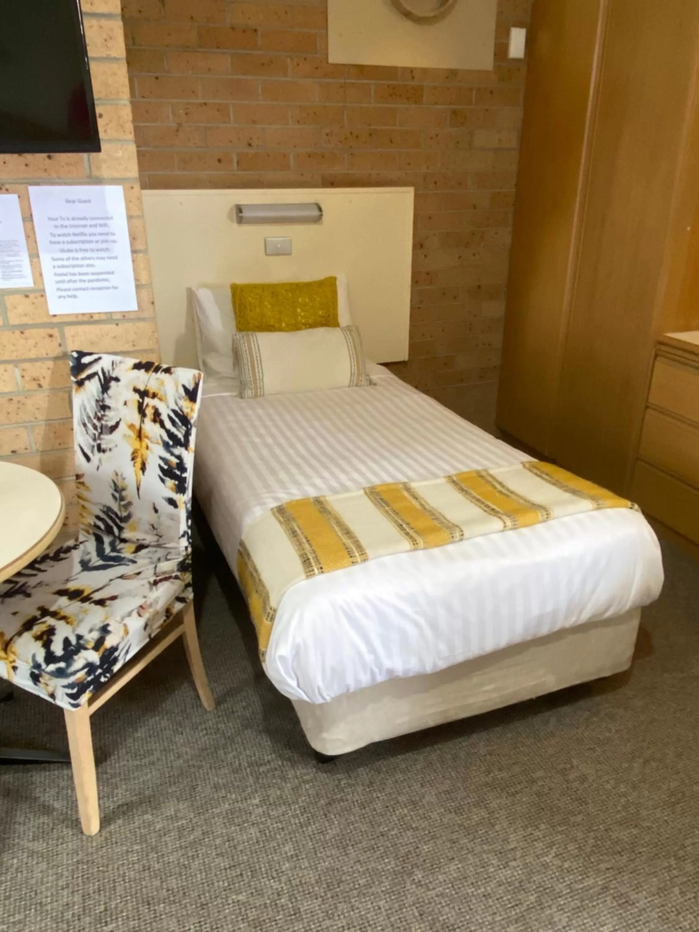 Bed in Marriott Park Motel