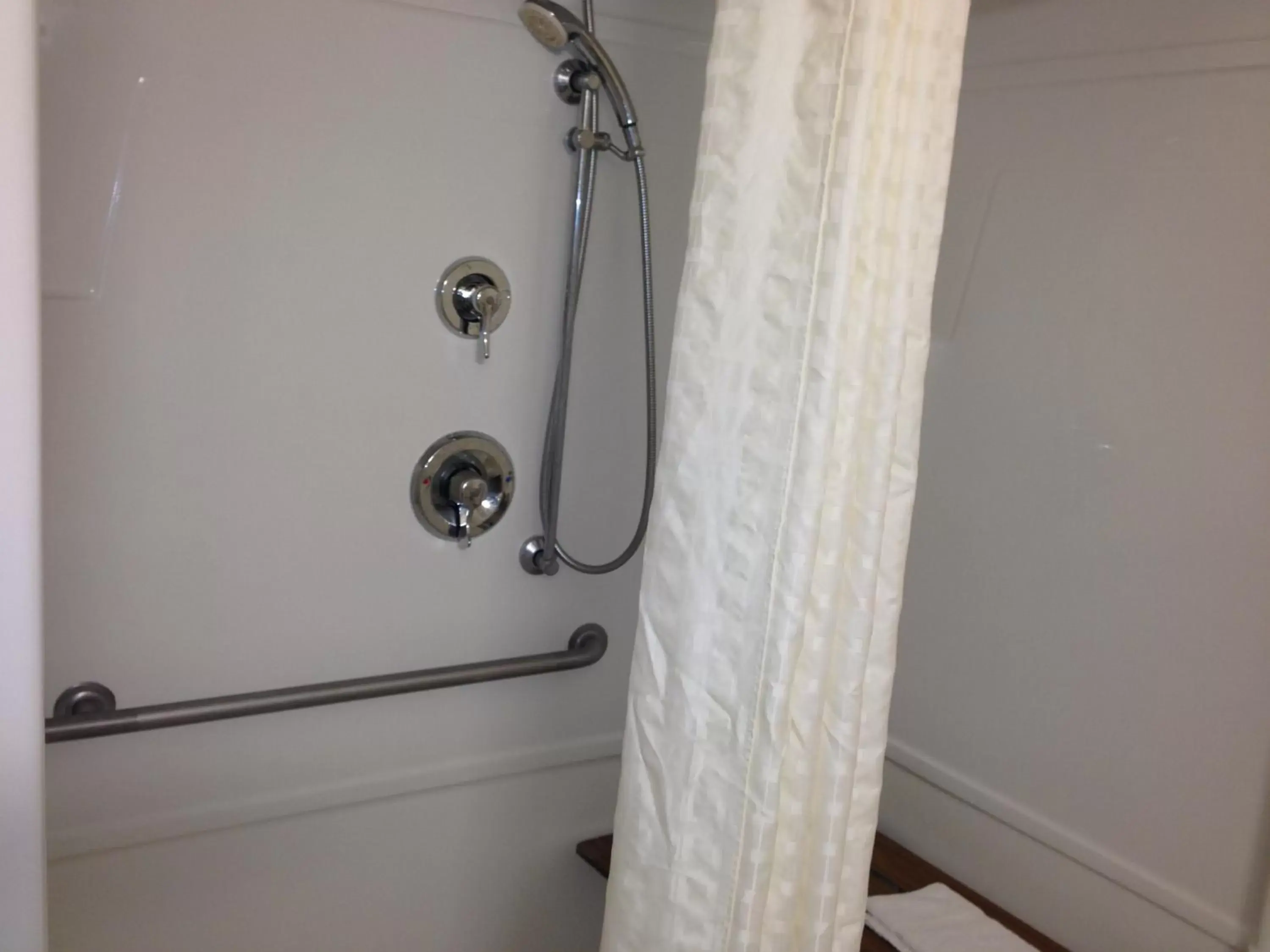 Shower, Bathroom in Motel 6-Montgomery, AL - Airport