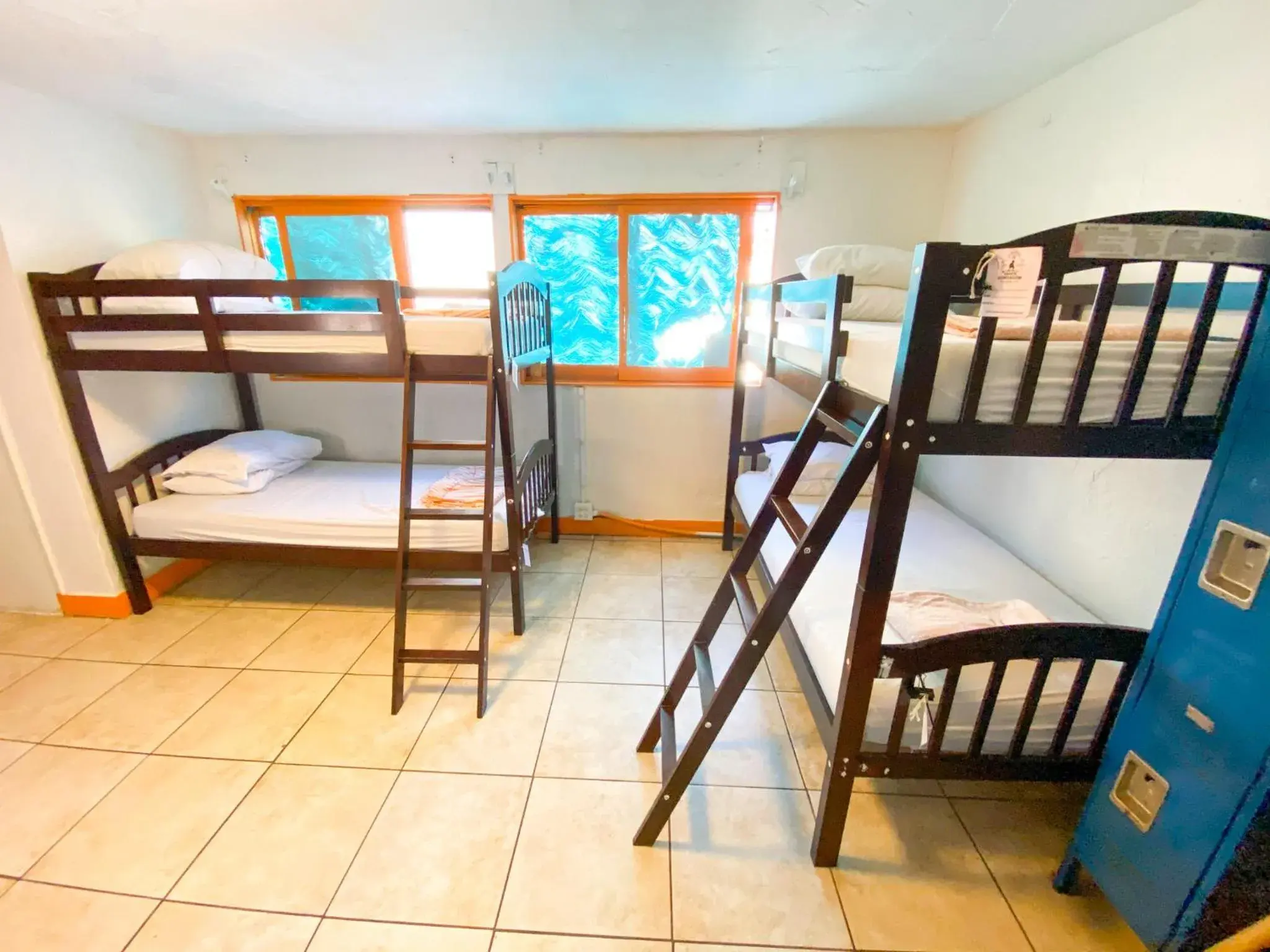 Bedroom, Bunk Bed in ITH Beach Bungalow Surf Hostel San Diego