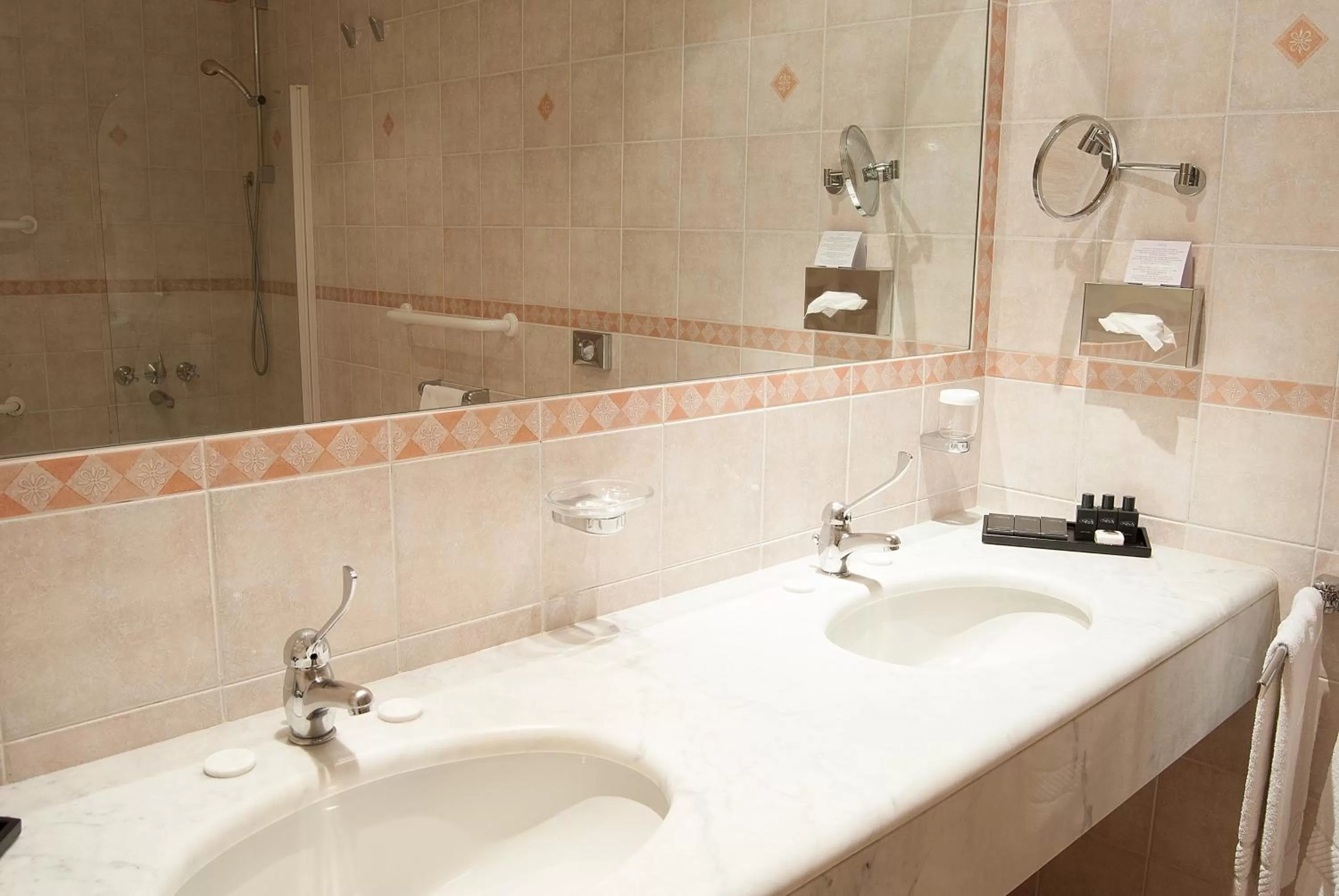 Bathroom in Hotel Sina Astor