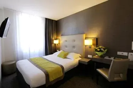 Photo of the whole room, Bed in Hotel de la Gare Troyes Centre