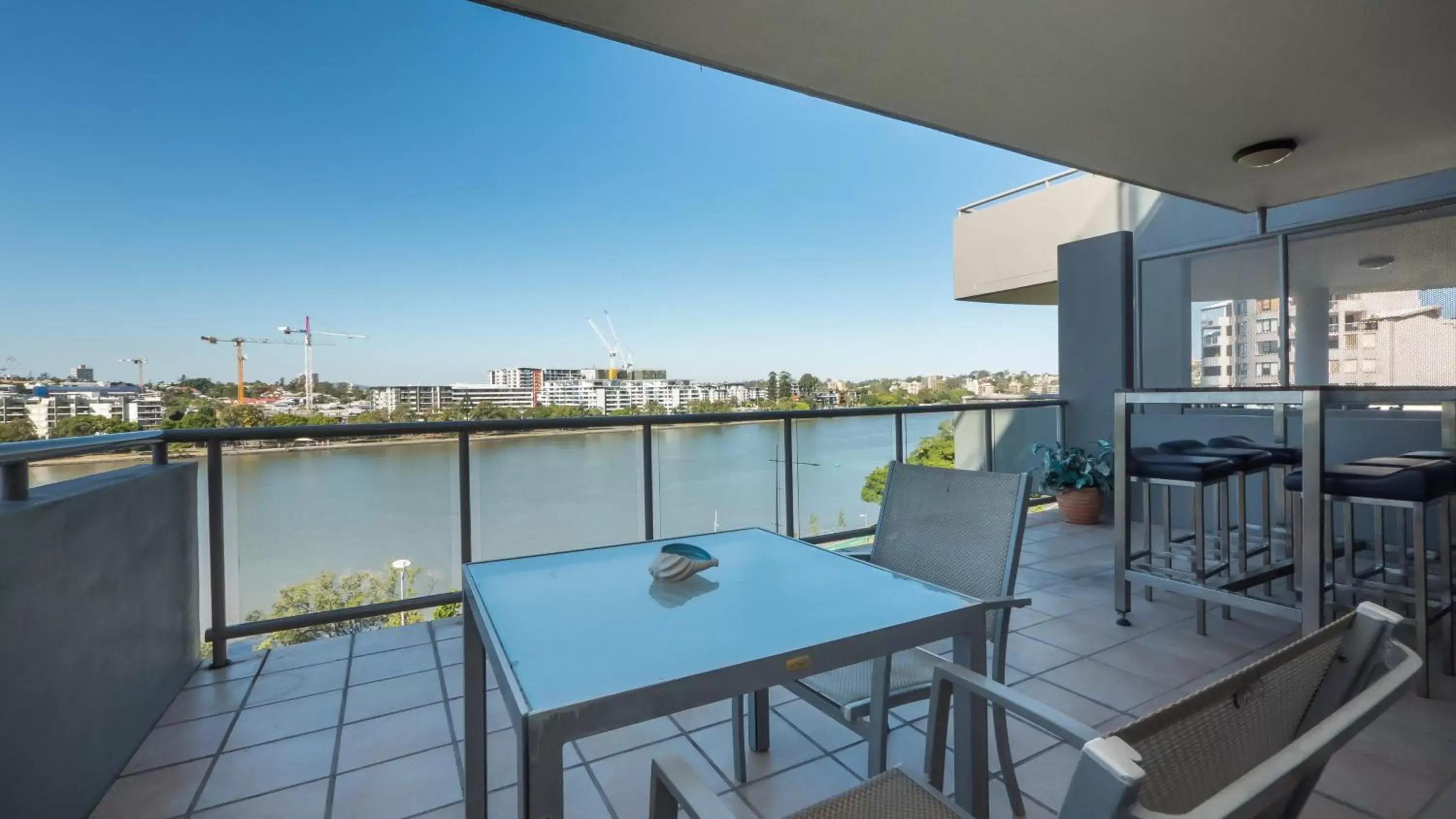 River view, Balcony/Terrace in Inn on the Park Apartments