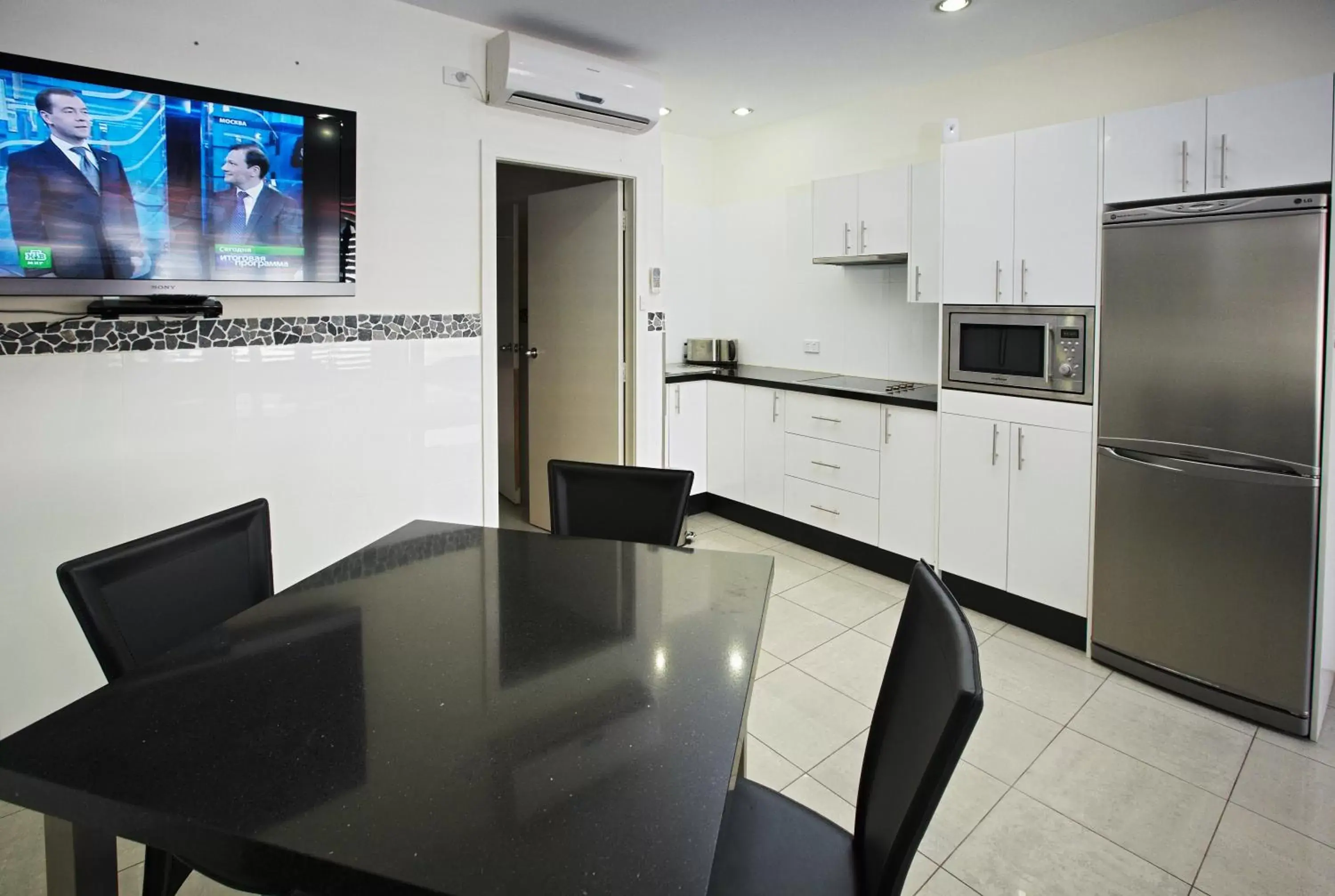 Kitchen or kitchenette, Kitchen/Kitchenette in Jesmond Executive Villas