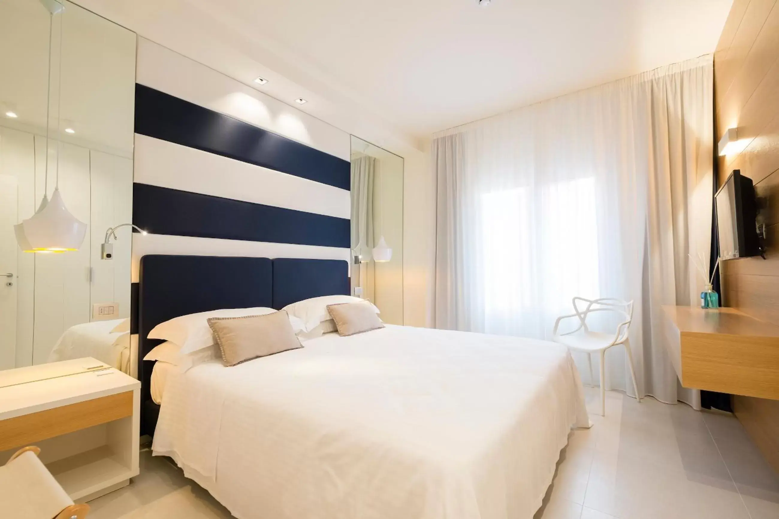 Bedroom, Bed in Metropol Ceccarini Suite