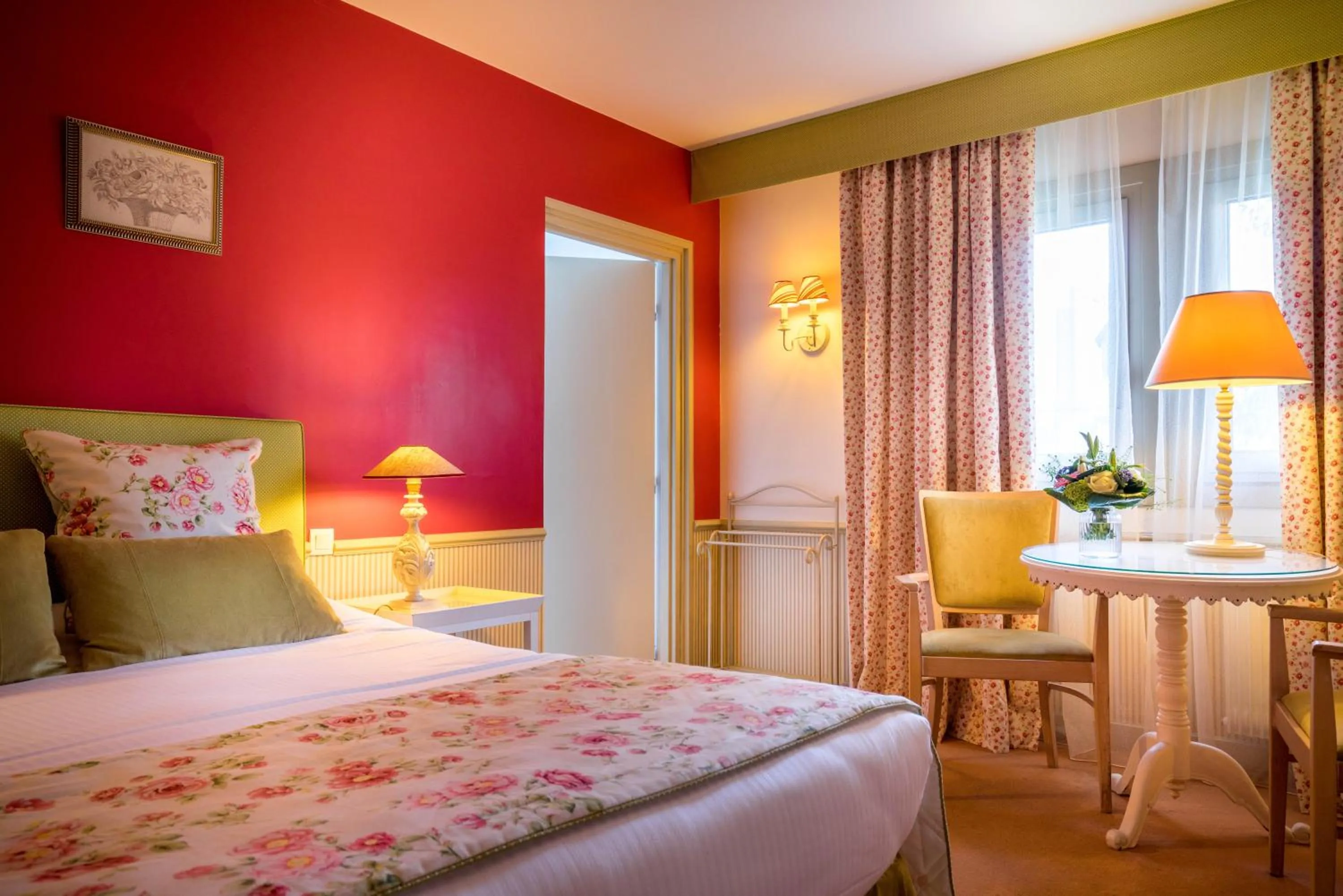 Seating area, Bed in Best Western Plus Hostellerie Du Vallon