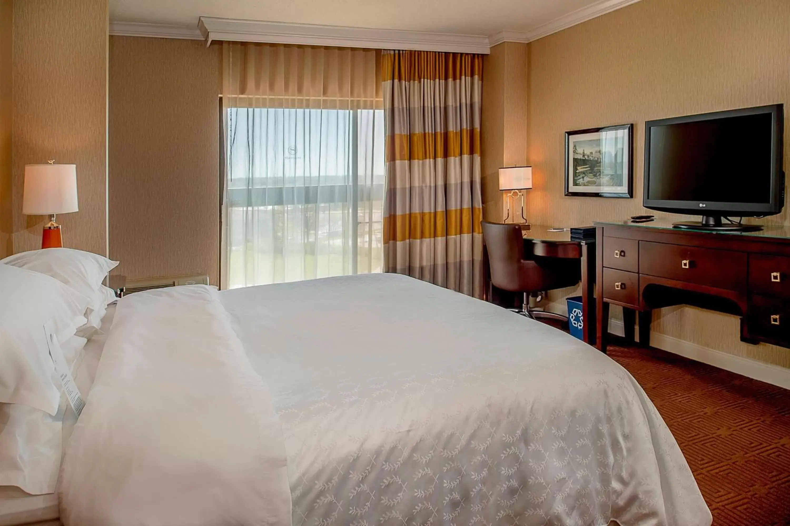 Photo of the whole room, Bed in Sheraton Westport Plaza