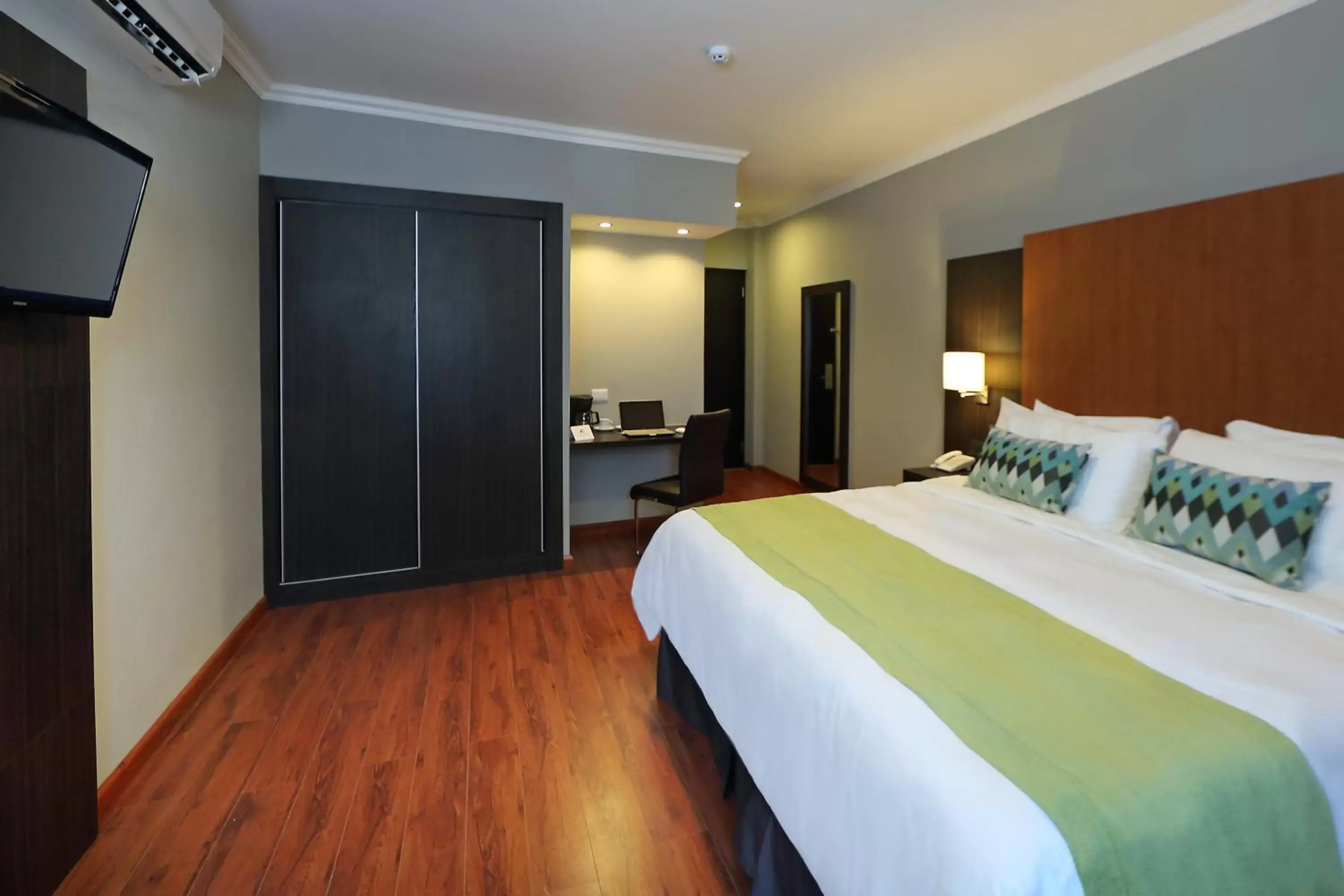 Photo of the whole room, Bed in Aranjuez Hotel & Suites