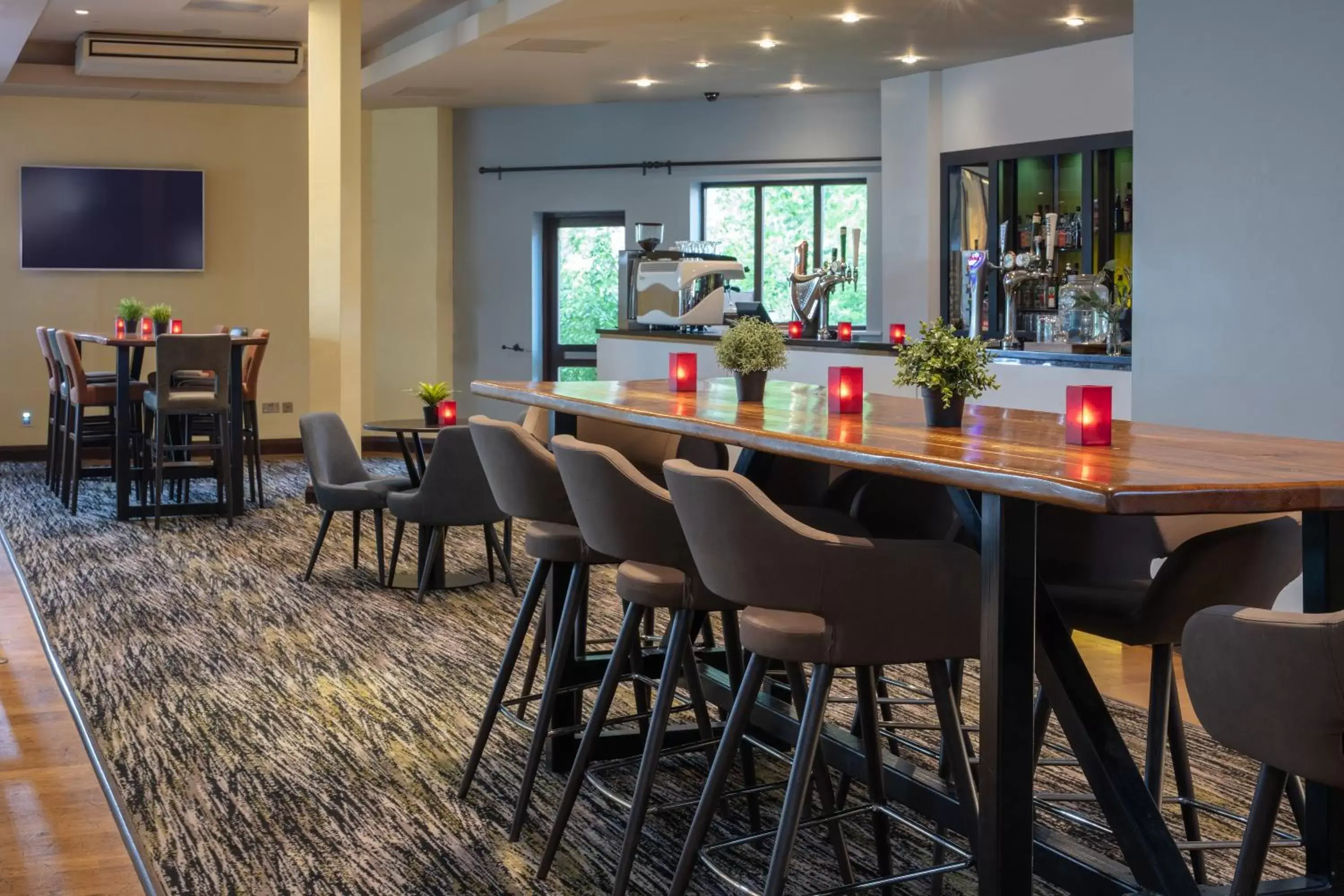 Lounge or bar, Restaurant/Places to Eat in Stratford Manor Hotel