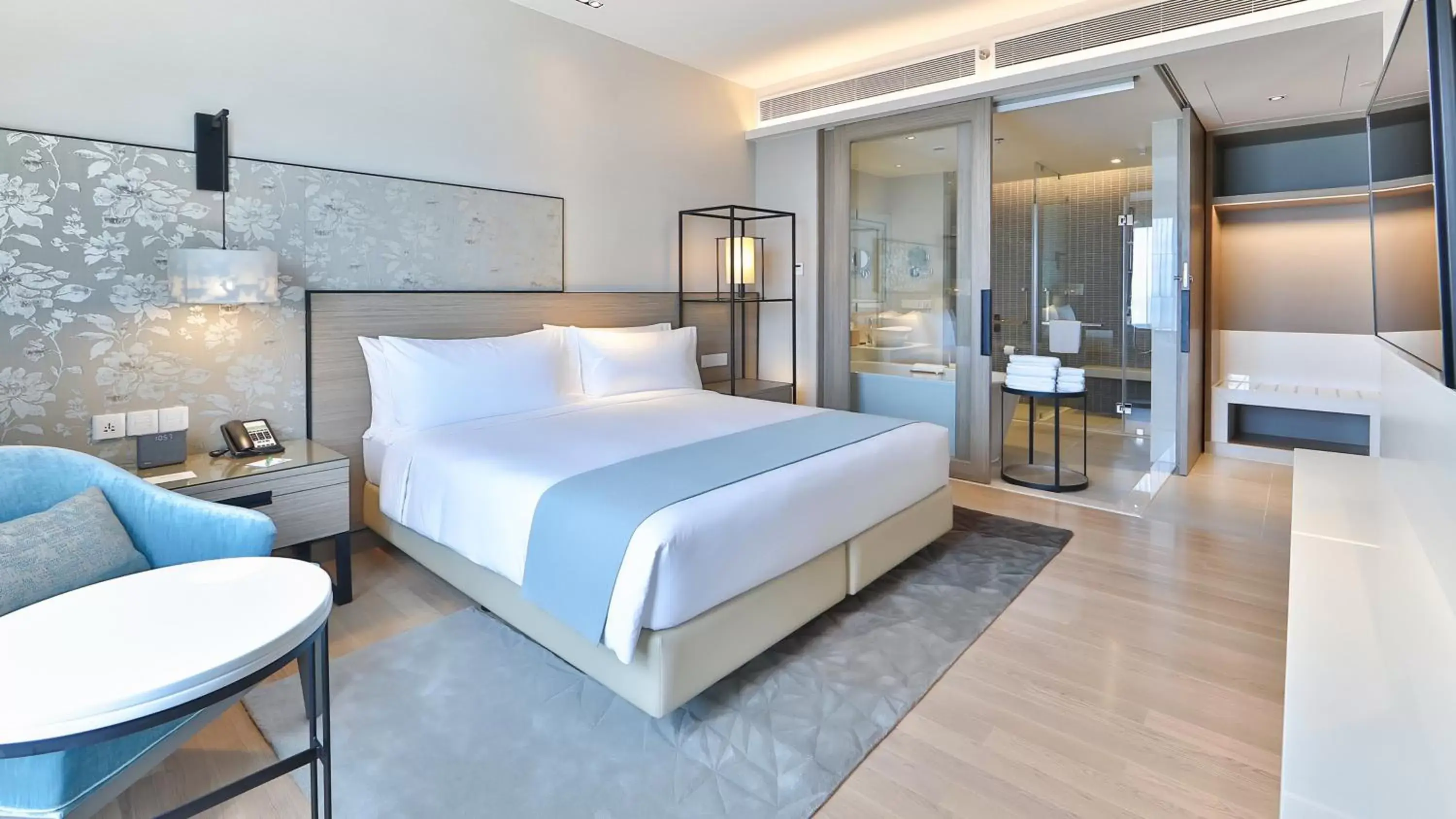 Photo of the whole room, Bed in Holiday Inn & Suites Rayong City Centre, an IHG Hotel
