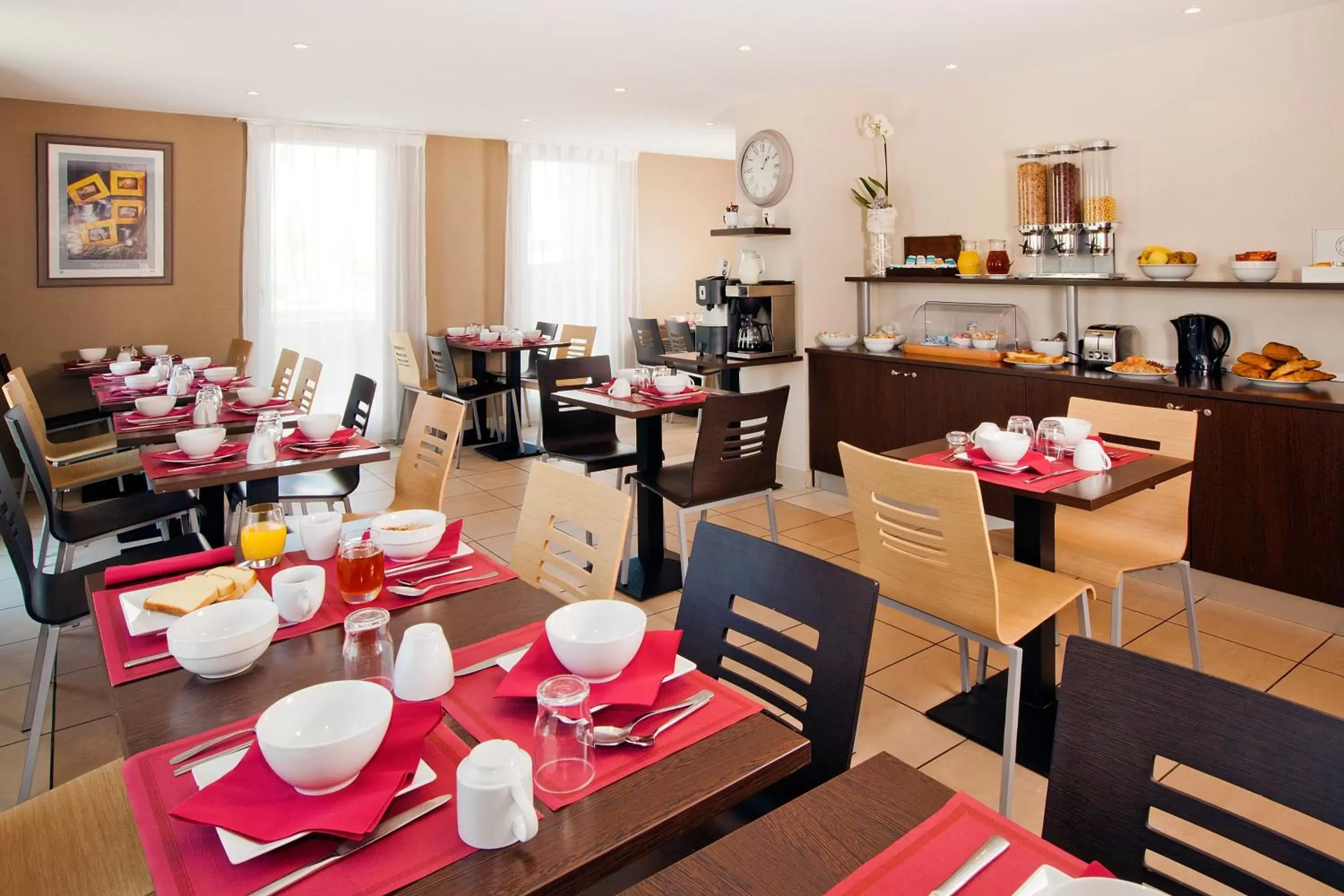 Buffet breakfast, Restaurant/Places to Eat in Séjours & Affaires Caen Le Clos Beaumois