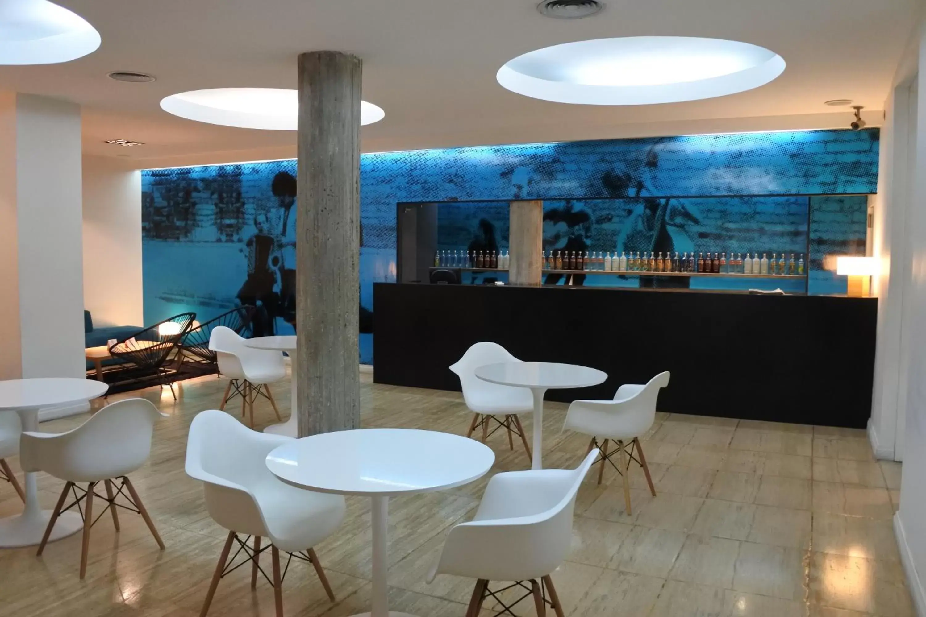 Lounge or bar in Rochester Hotel Classic Lounge or bar in Rochester Hotel Classic