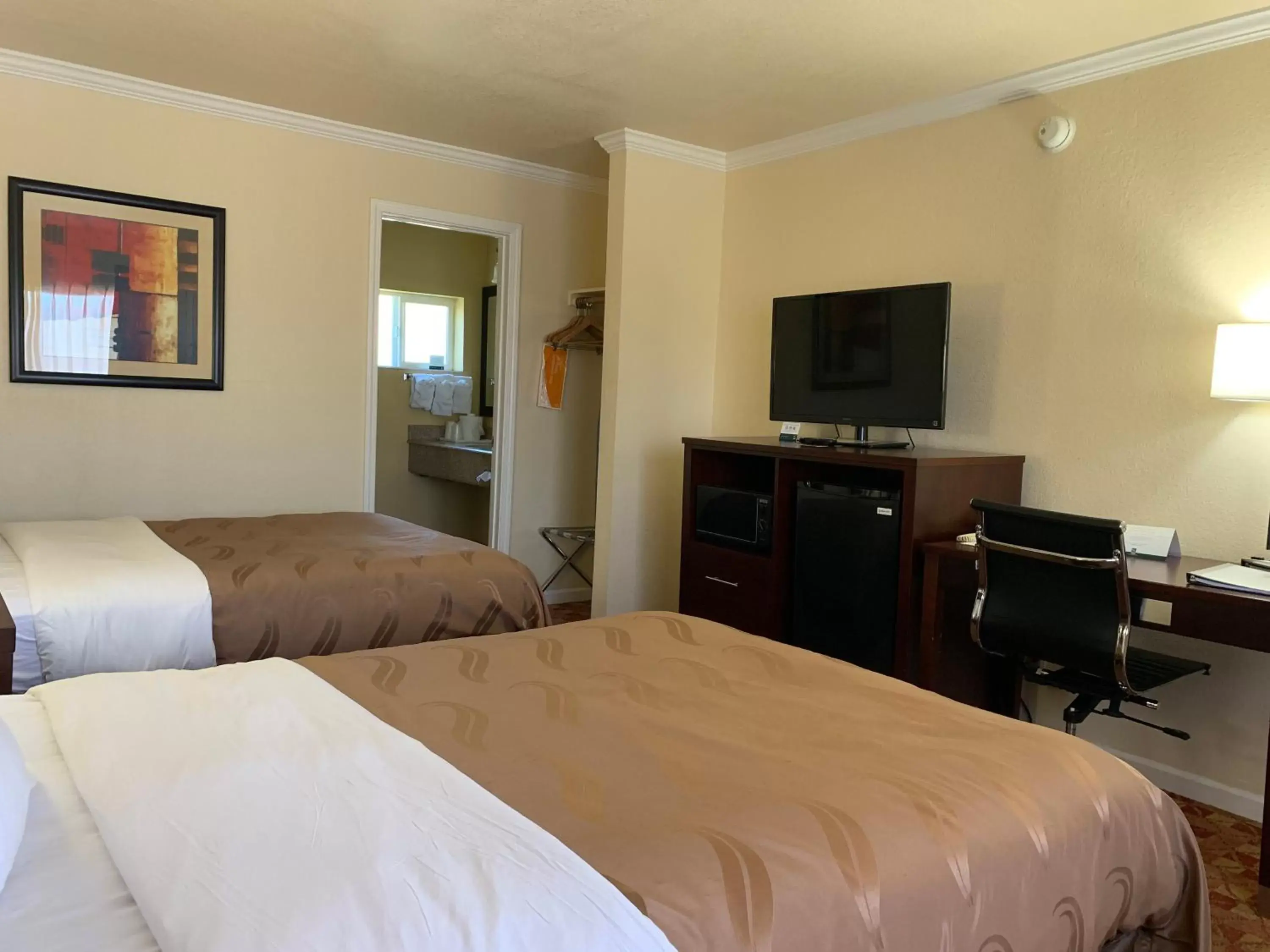 Photo of the whole room, Bed in Quality Inn Ukiah Downtown