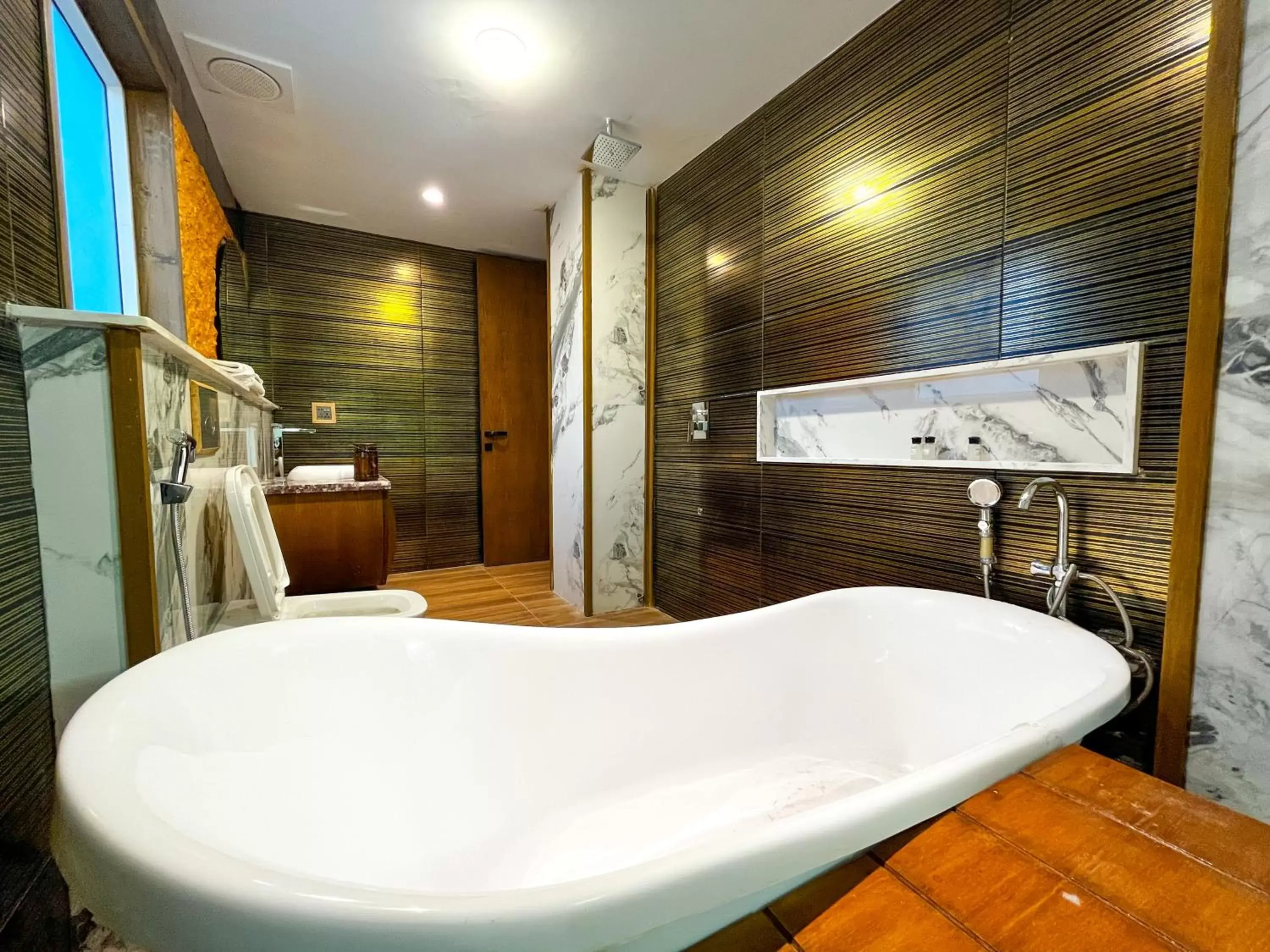 Bathroom in Hotel Crown Inn