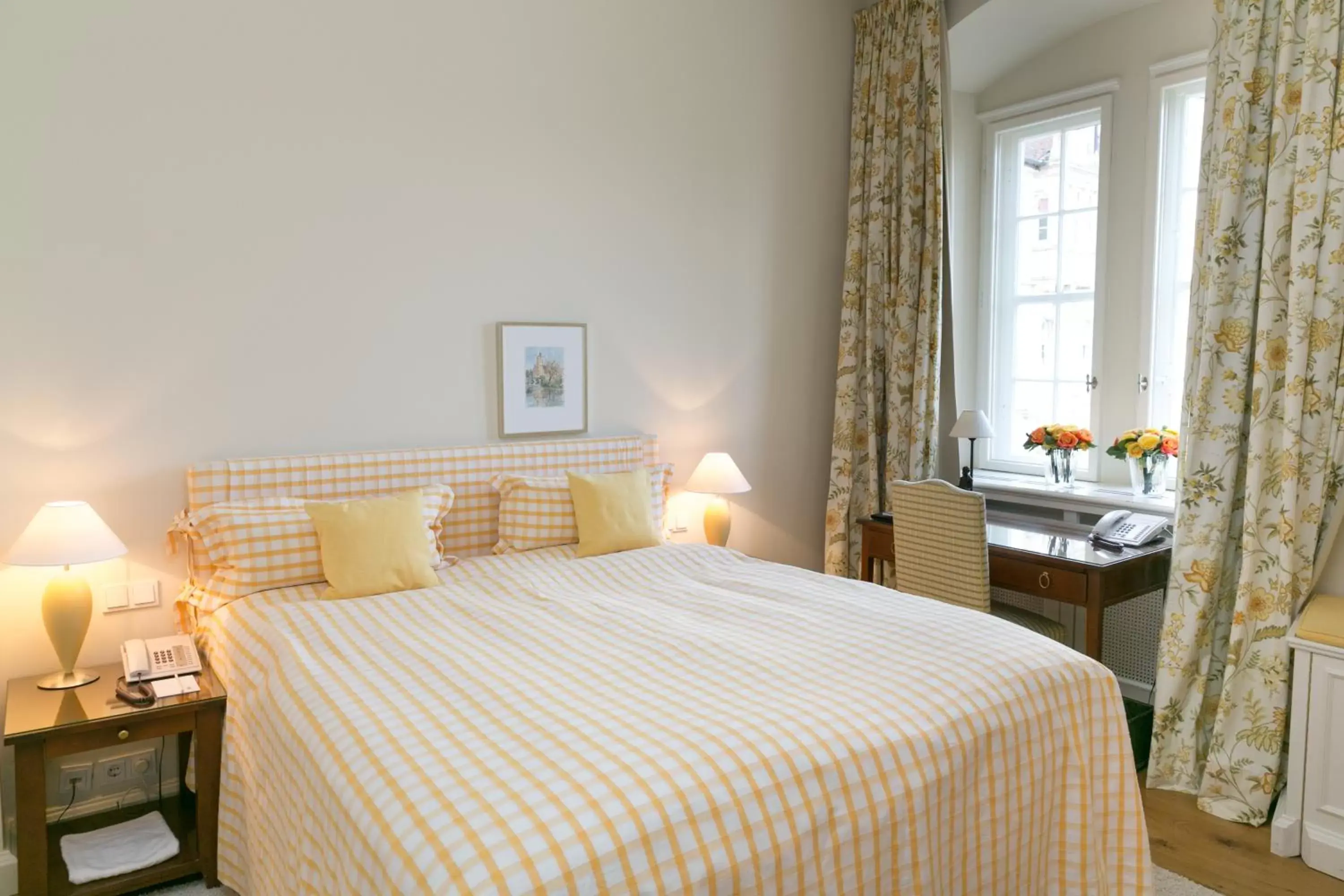 Photo of the whole room, Bed in Schlosshotel Münchhausen