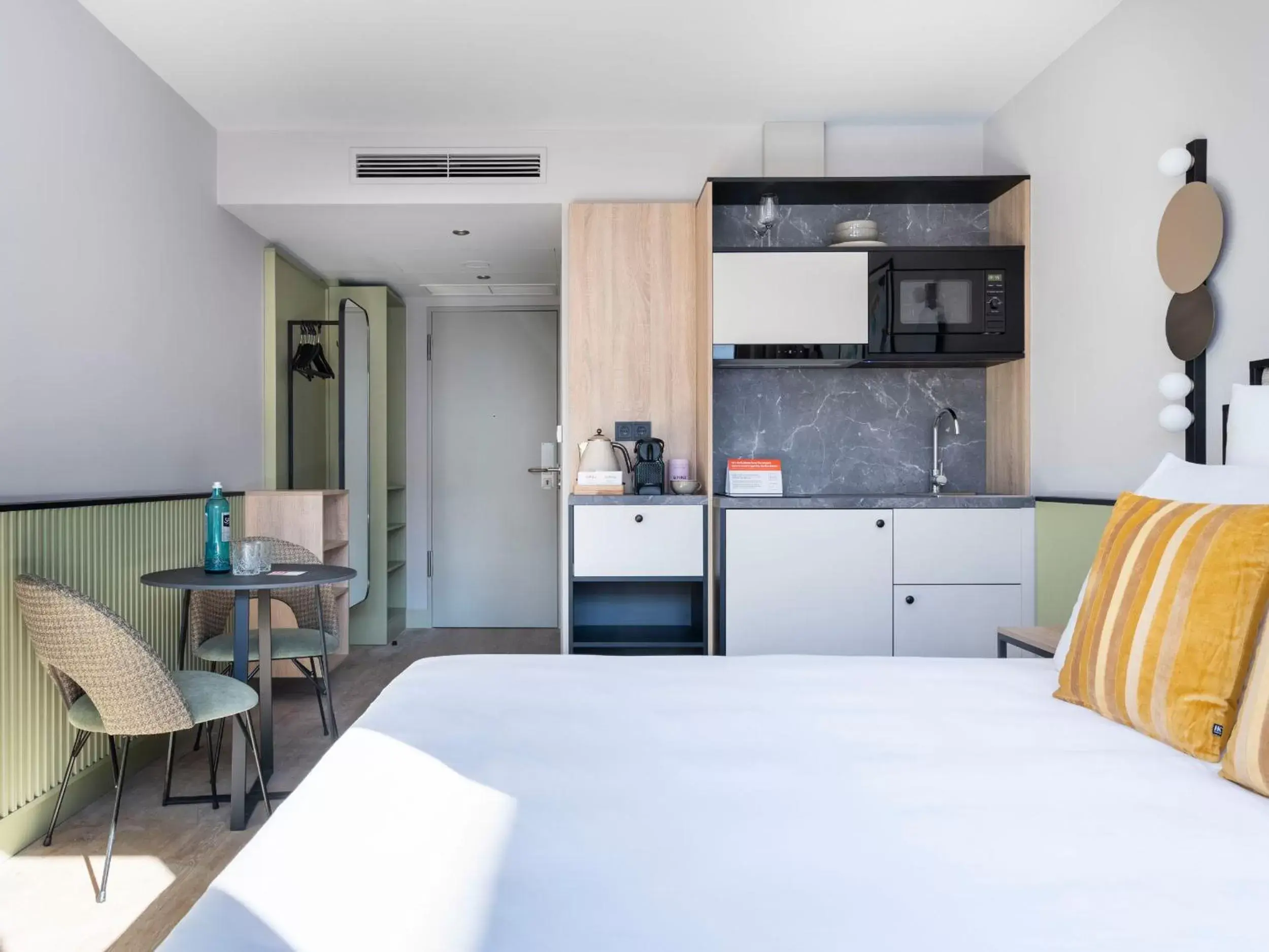 Bed, Kitchen/Kitchenette in numa I Arc Rooms & Apartments