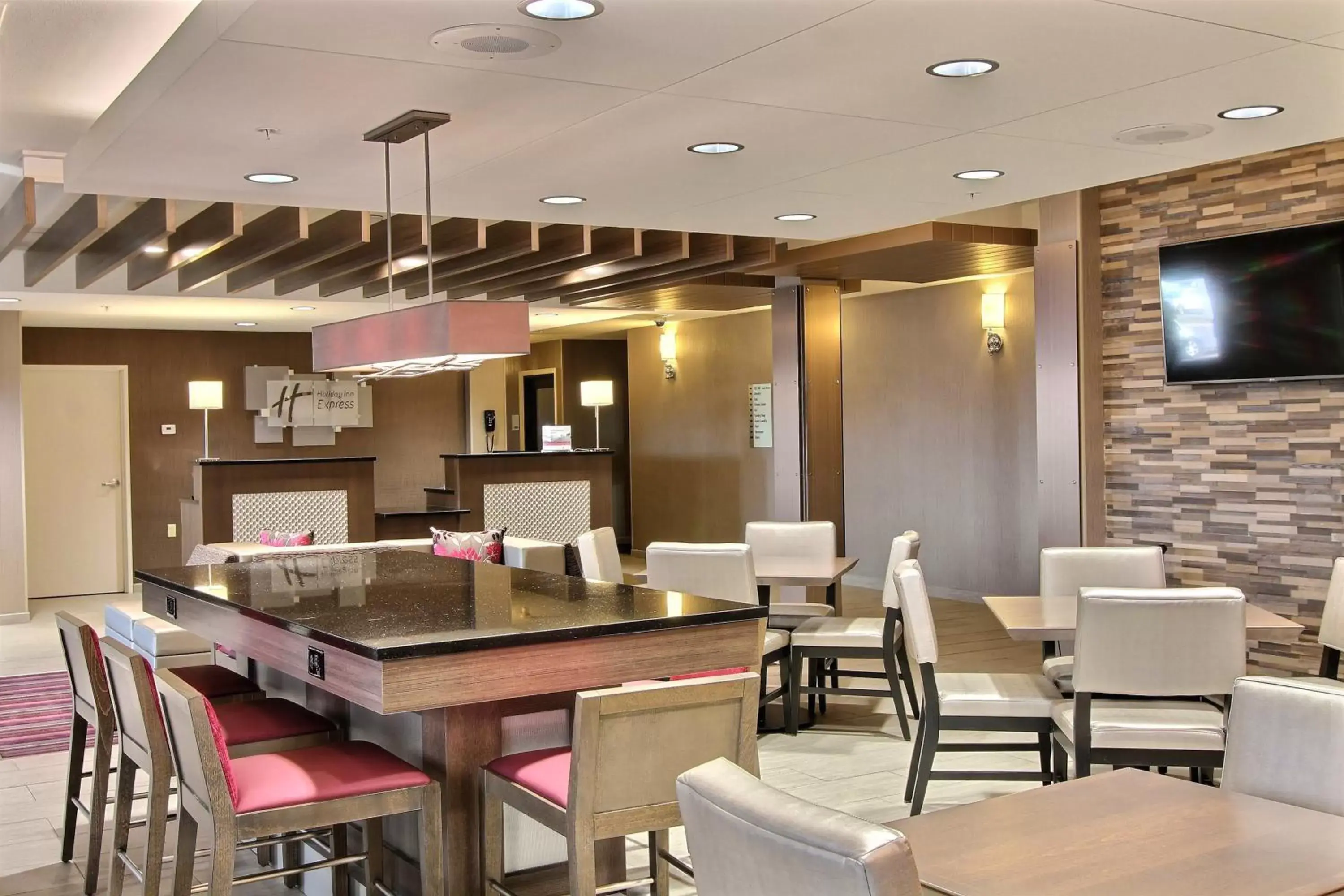 Breakfast, Restaurant/Places to Eat in Holiday Inn Express Fargo - West Acres, an IHG Hotel
