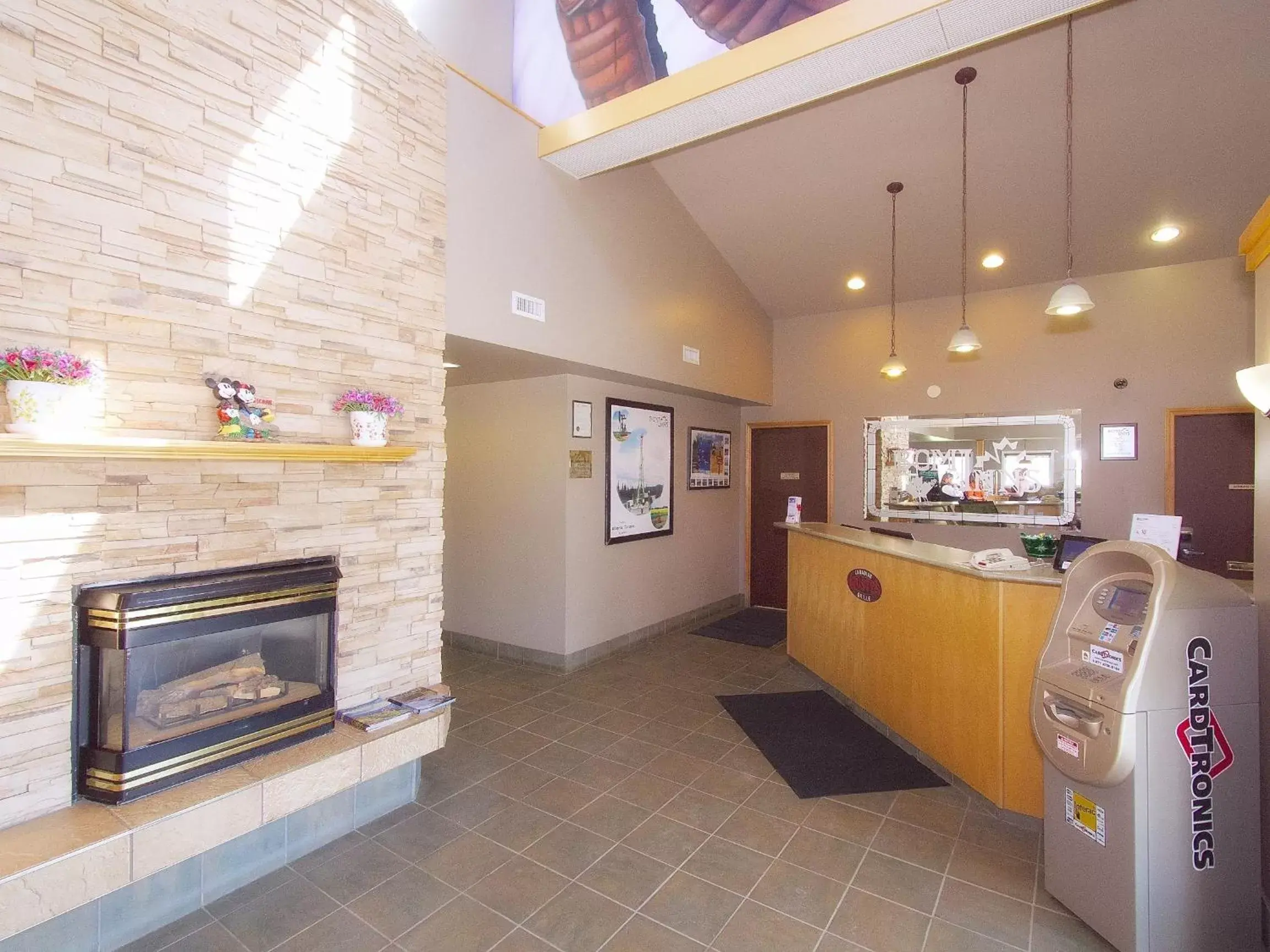 Lobby or reception, Kitchen/Kitchenette in Best Maple Inn - Drayton Valley