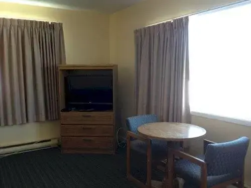 Communal lounge/ TV room, Seating Area in Riverview Motel