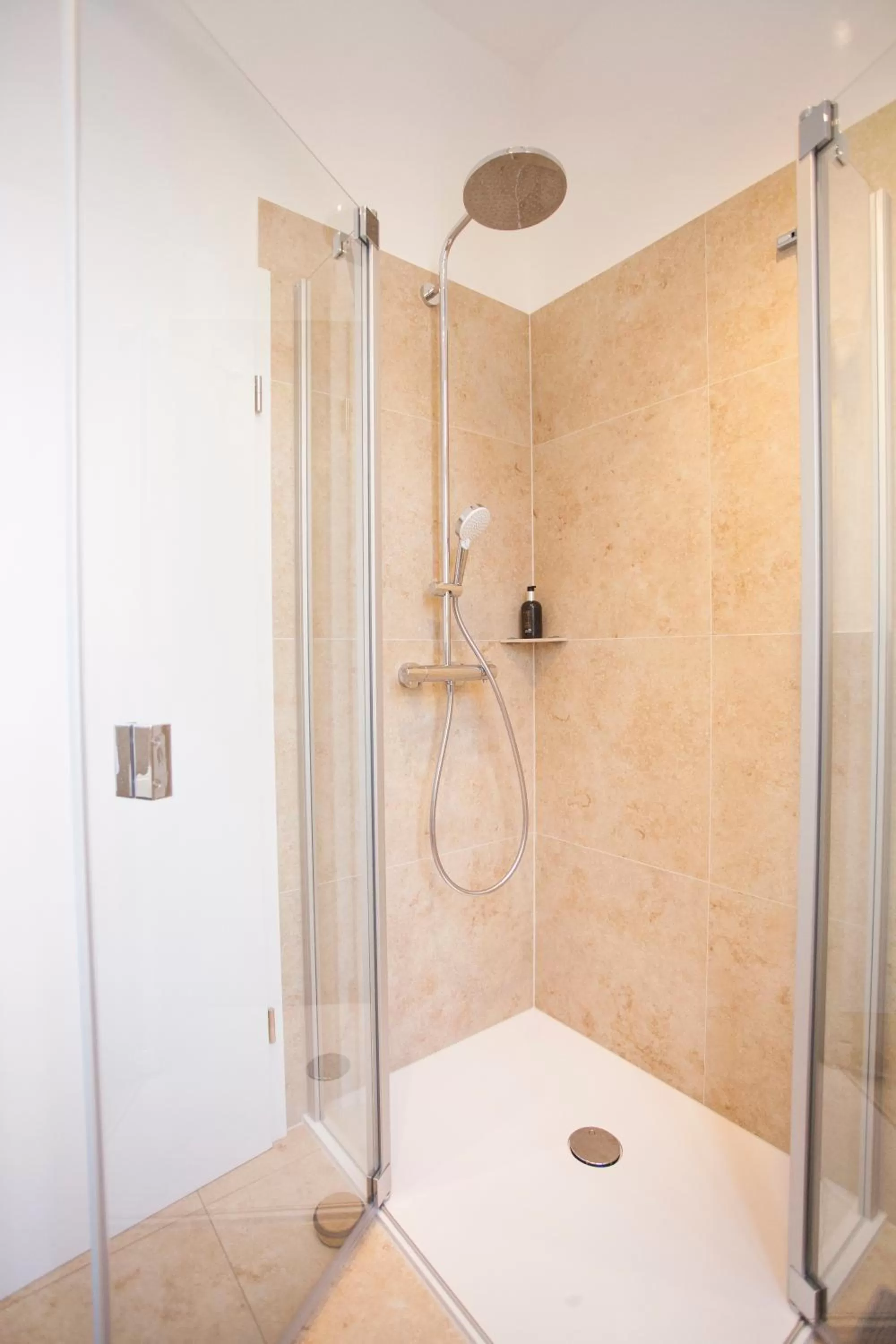 Shower in ONNO Boutique Hotel & Apartments
