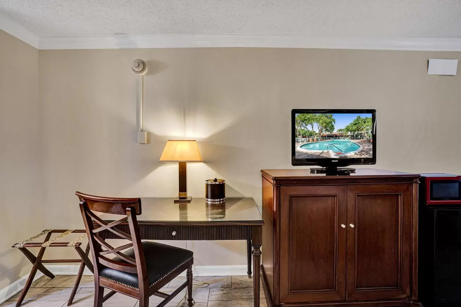 Bedroom, TV/Entertainment Center in Fort Lauderdale Grand Hotel