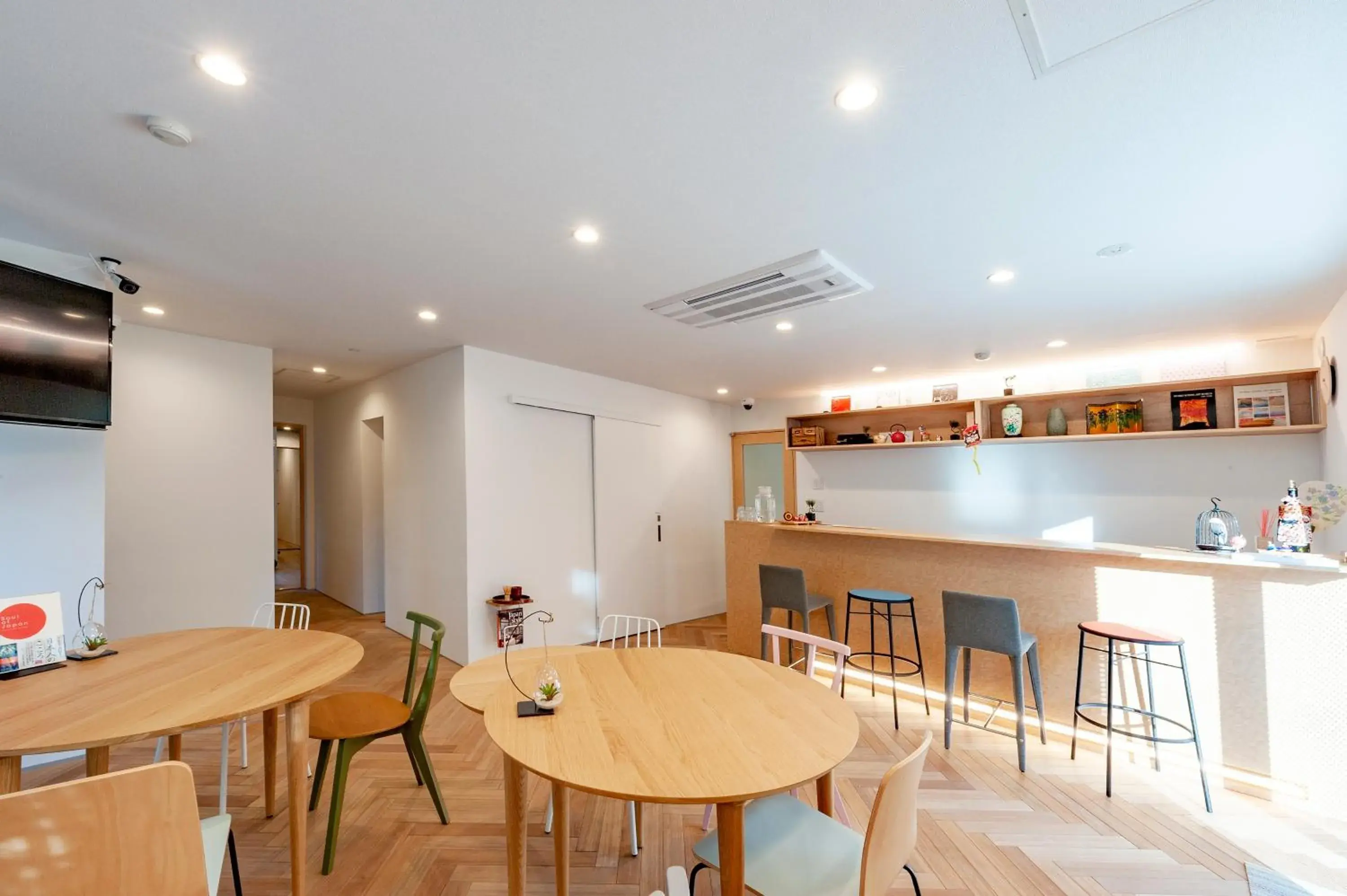 Communal lounge/ TV room, Lounge/Bar in plat hostel keikyu haneda home