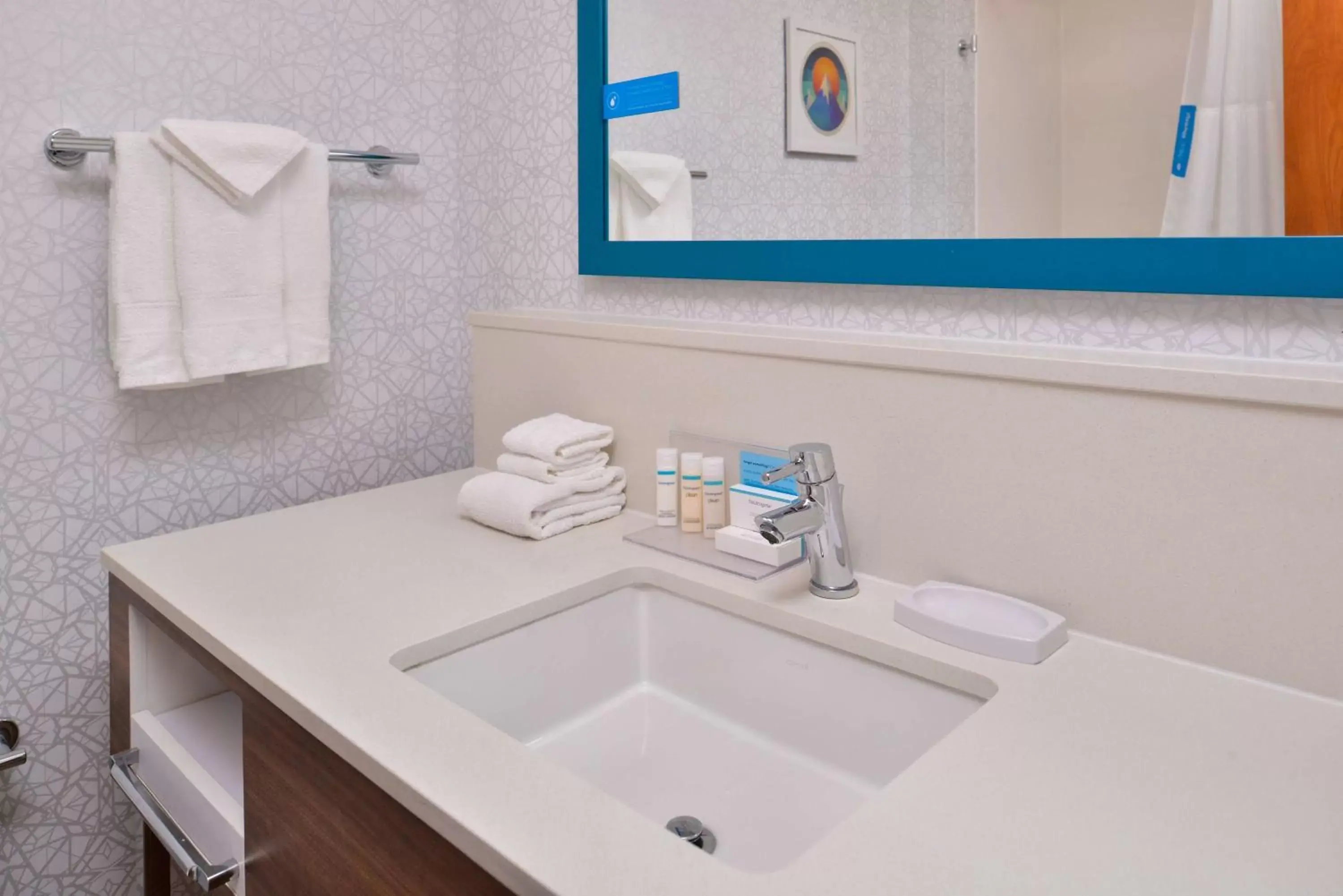 Bathroom, Kitchen/Kitchenette in Hampton Inn & Suites Boise/Spectrum