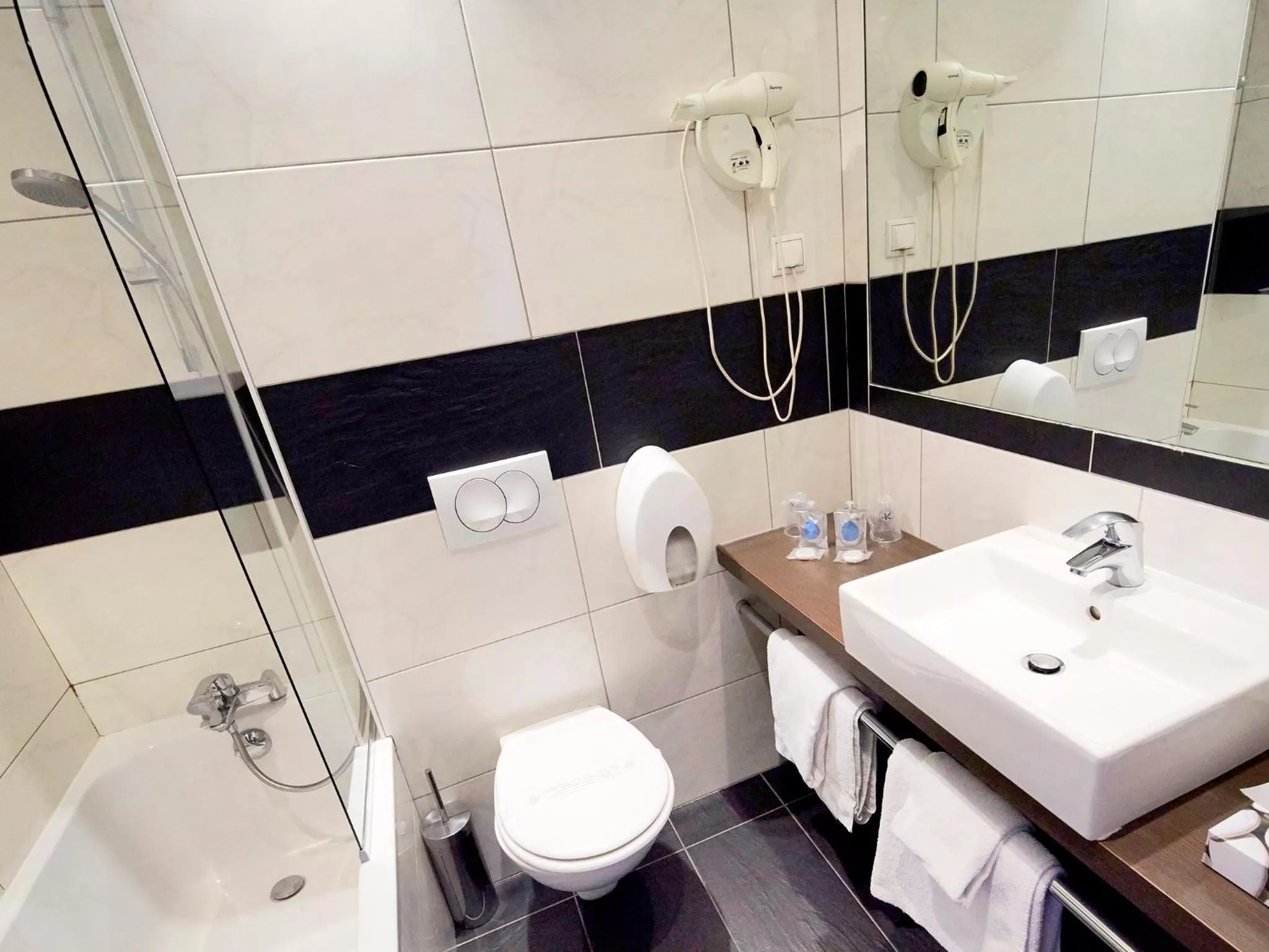 Twin Room in Kyriad Grenoble Centre