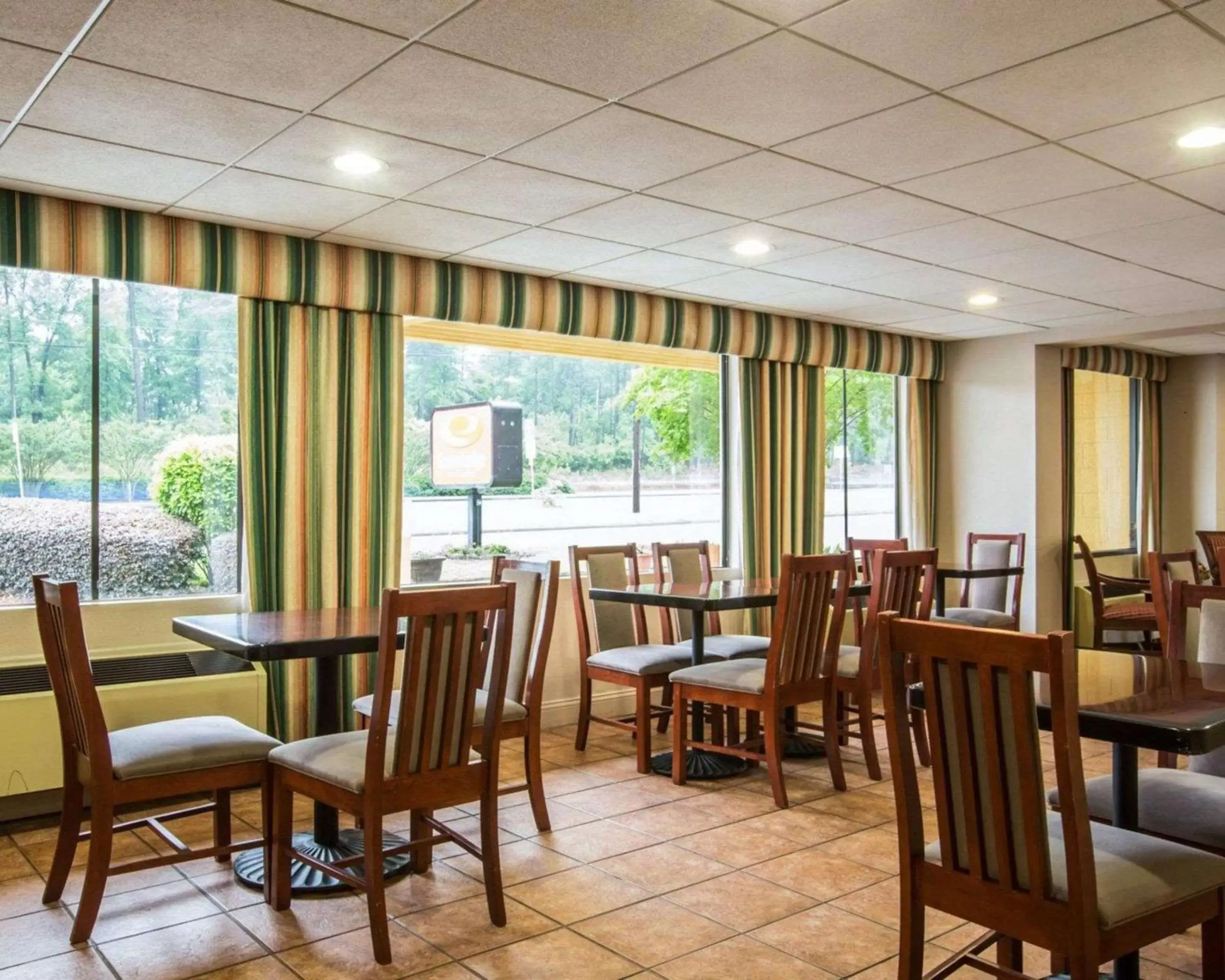 Restaurant/Places to Eat in Econo Lodge Inn & Suites At Fort Moore