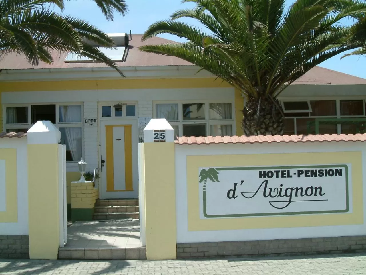 Facade/entrance in Pension d'Avignon
