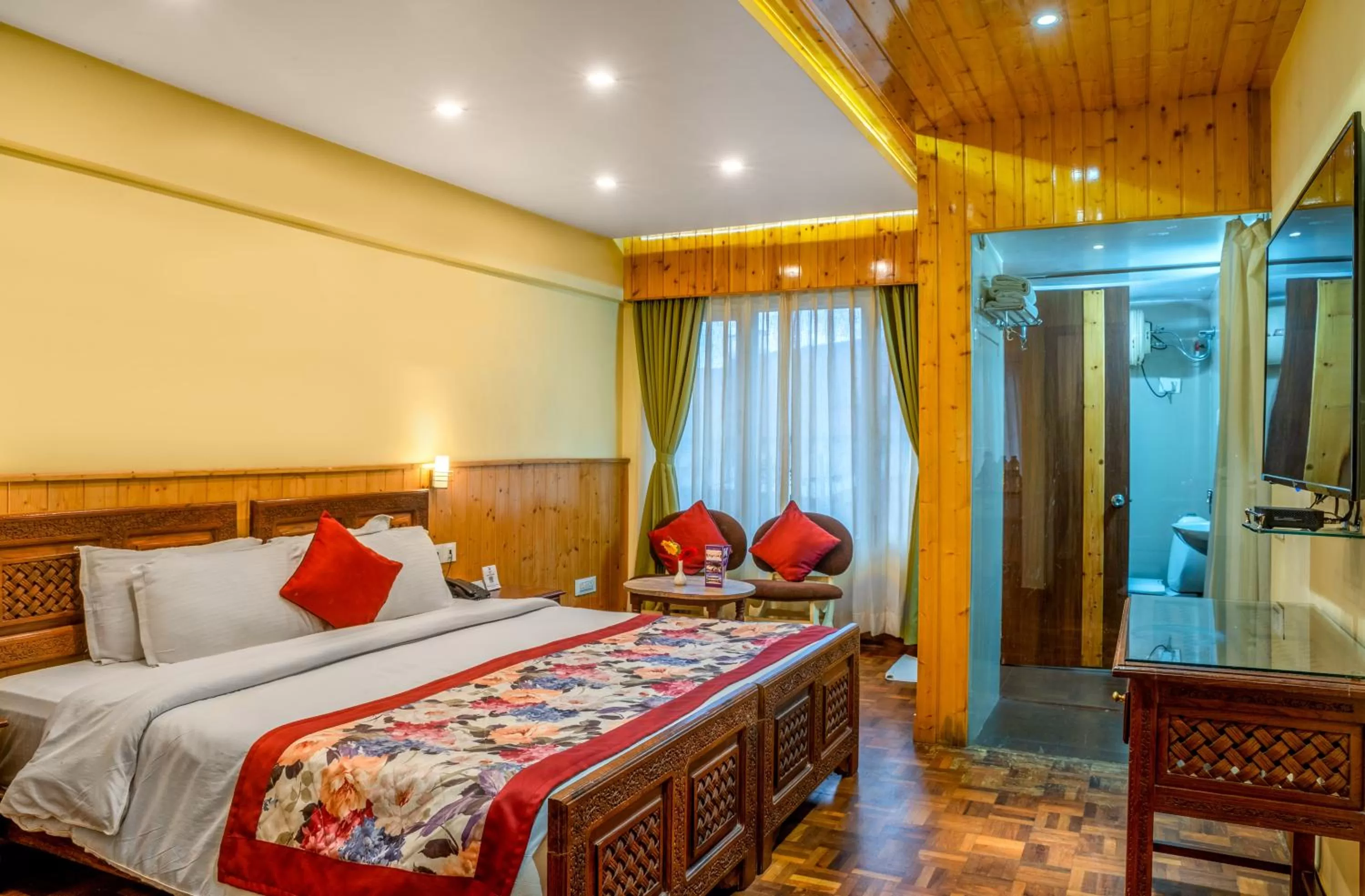 Photo of the whole room, Bed in Mount Conifer Suites & Spa