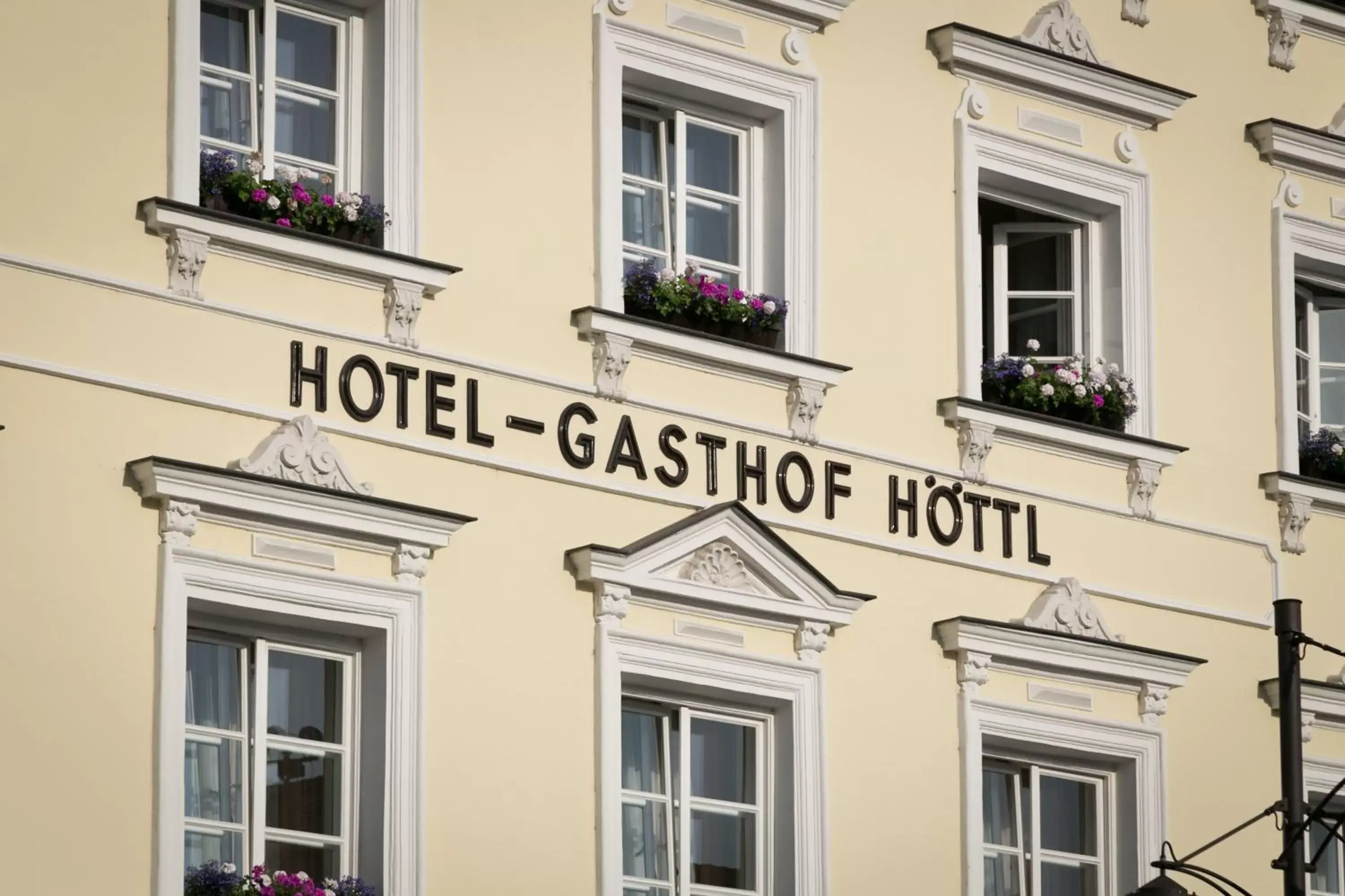 Facade/entrance, Property Building in Hotel-Gasthof Höttl
