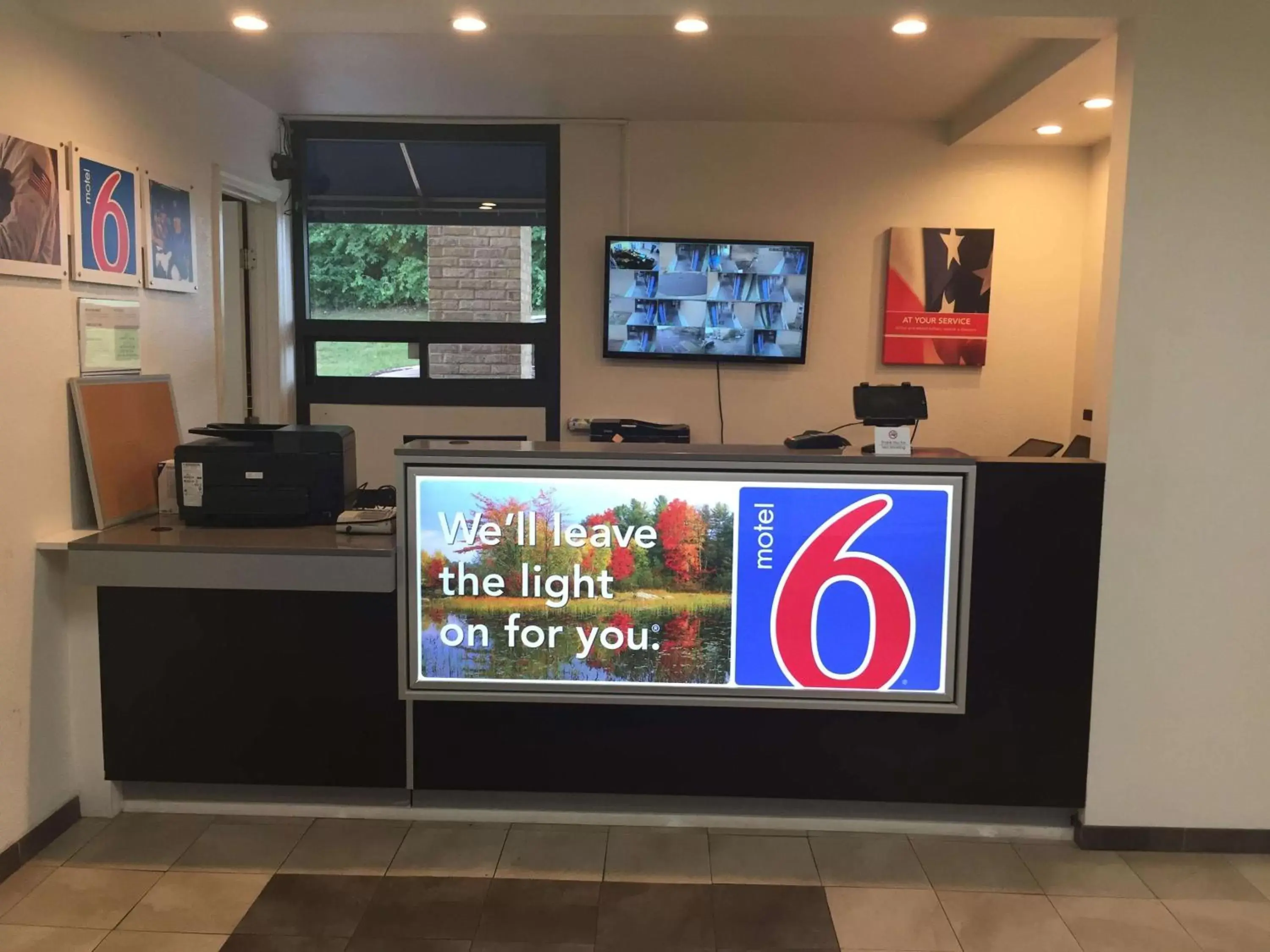 Property logo or sign, TV/Entertainment Center in Motel 6-Nashville, TN - Airport