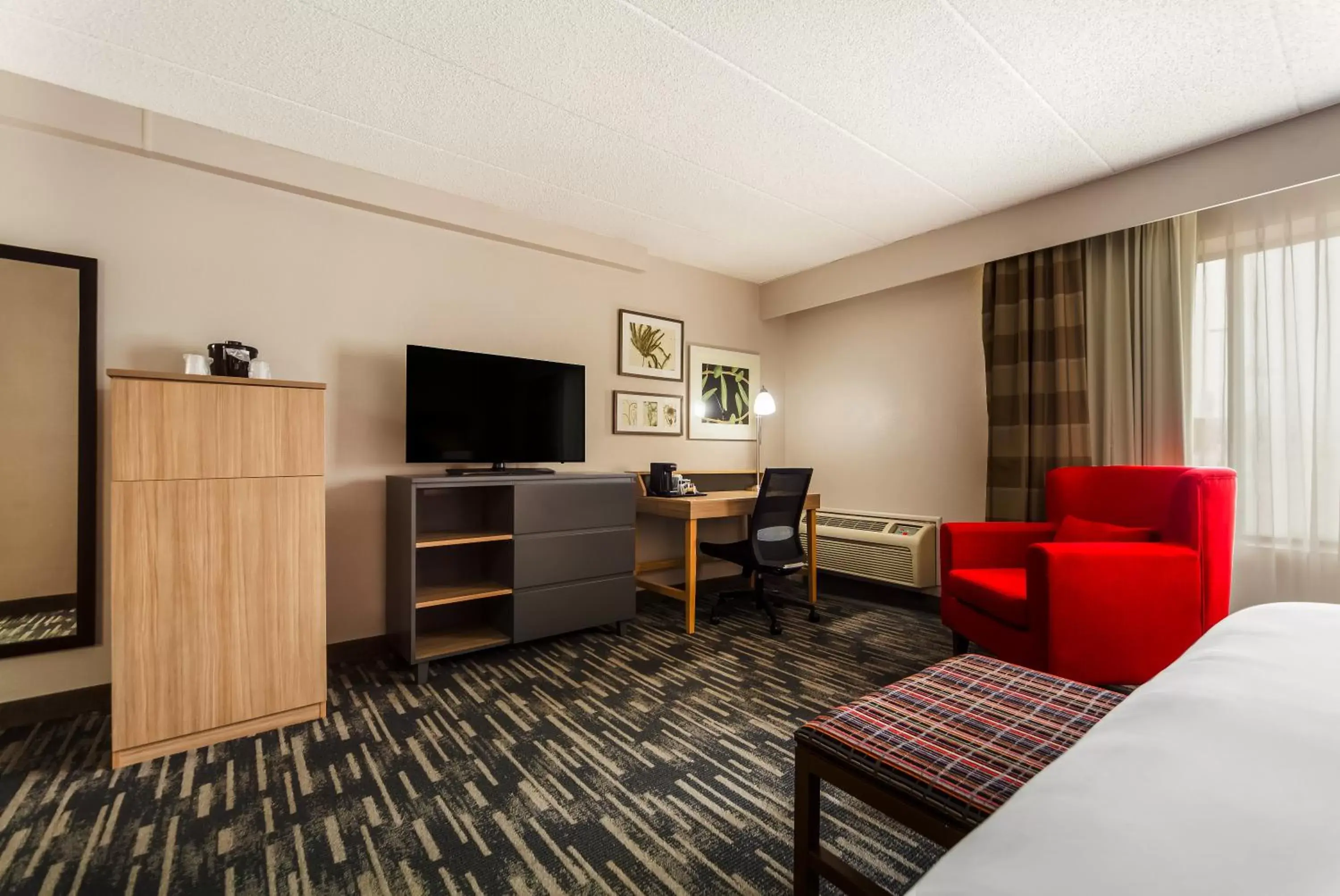 Bed, TV/Entertainment Center in Country Inn & Suites by Radisson, Lincoln Airport, NE