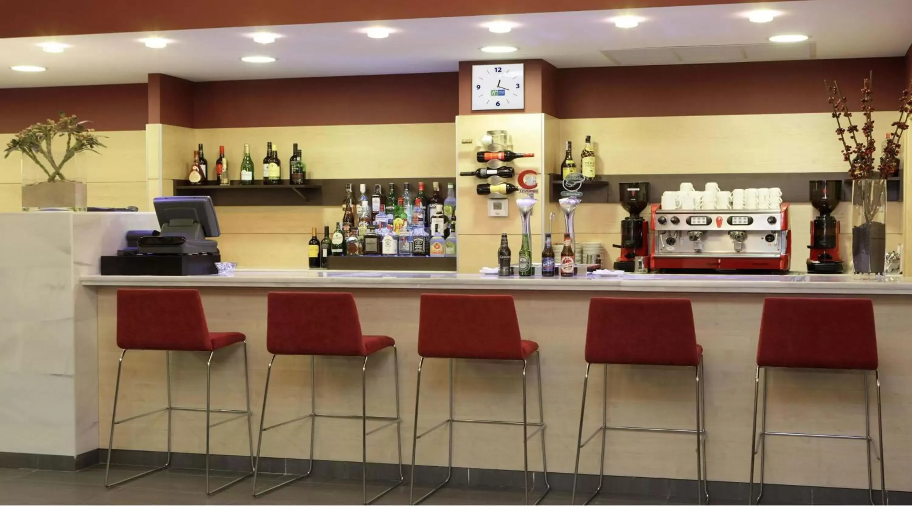Lounge or bar, Lounge/Bar in Holiday Inn Express Málaga Airport, an IHG Hotel