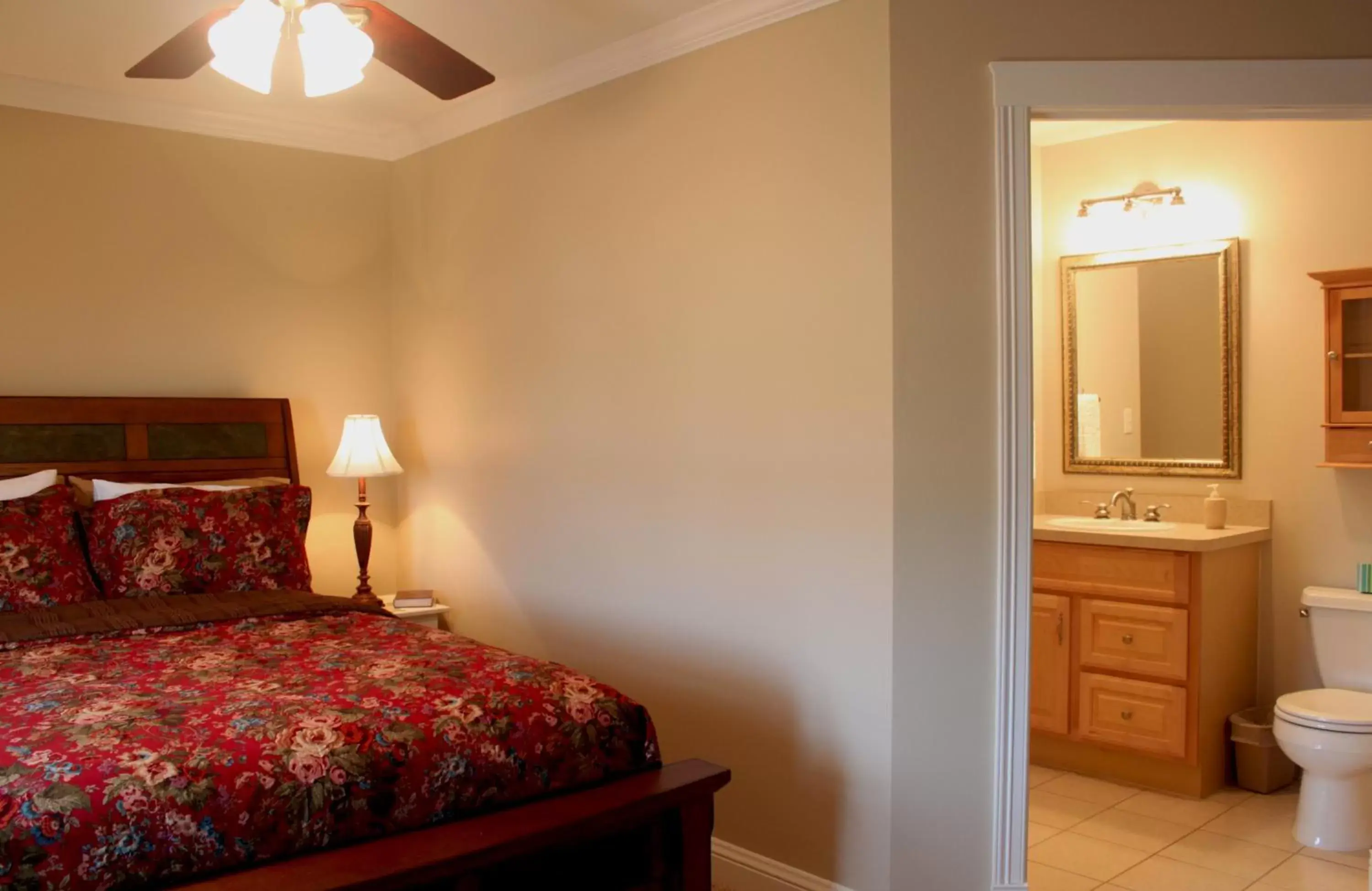 Queen Suite in Lamp Post Lodge Queen Suite in Lamp Post Lodge