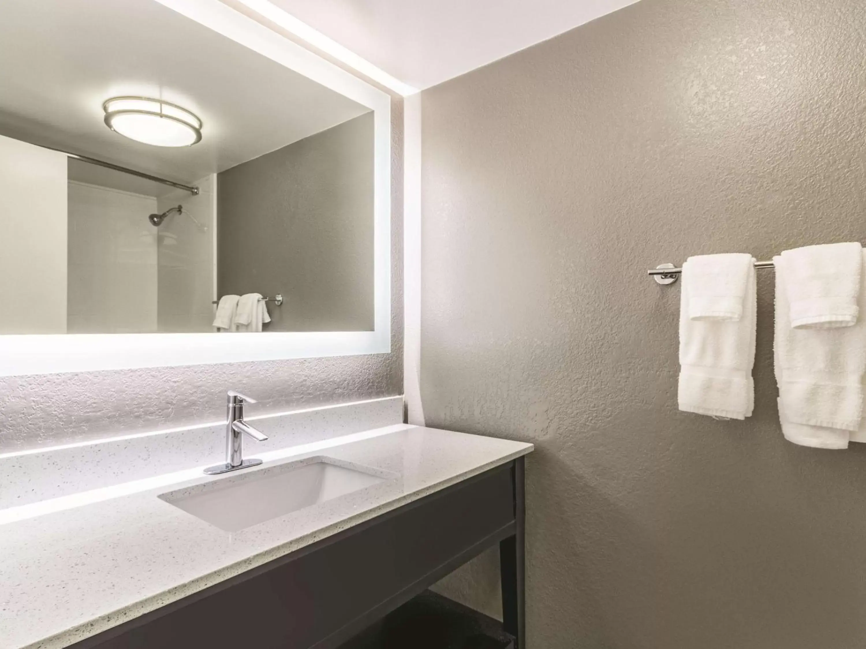 Photo of the whole room, Bathroom in La Quinta by Wyndham Virginia Beach