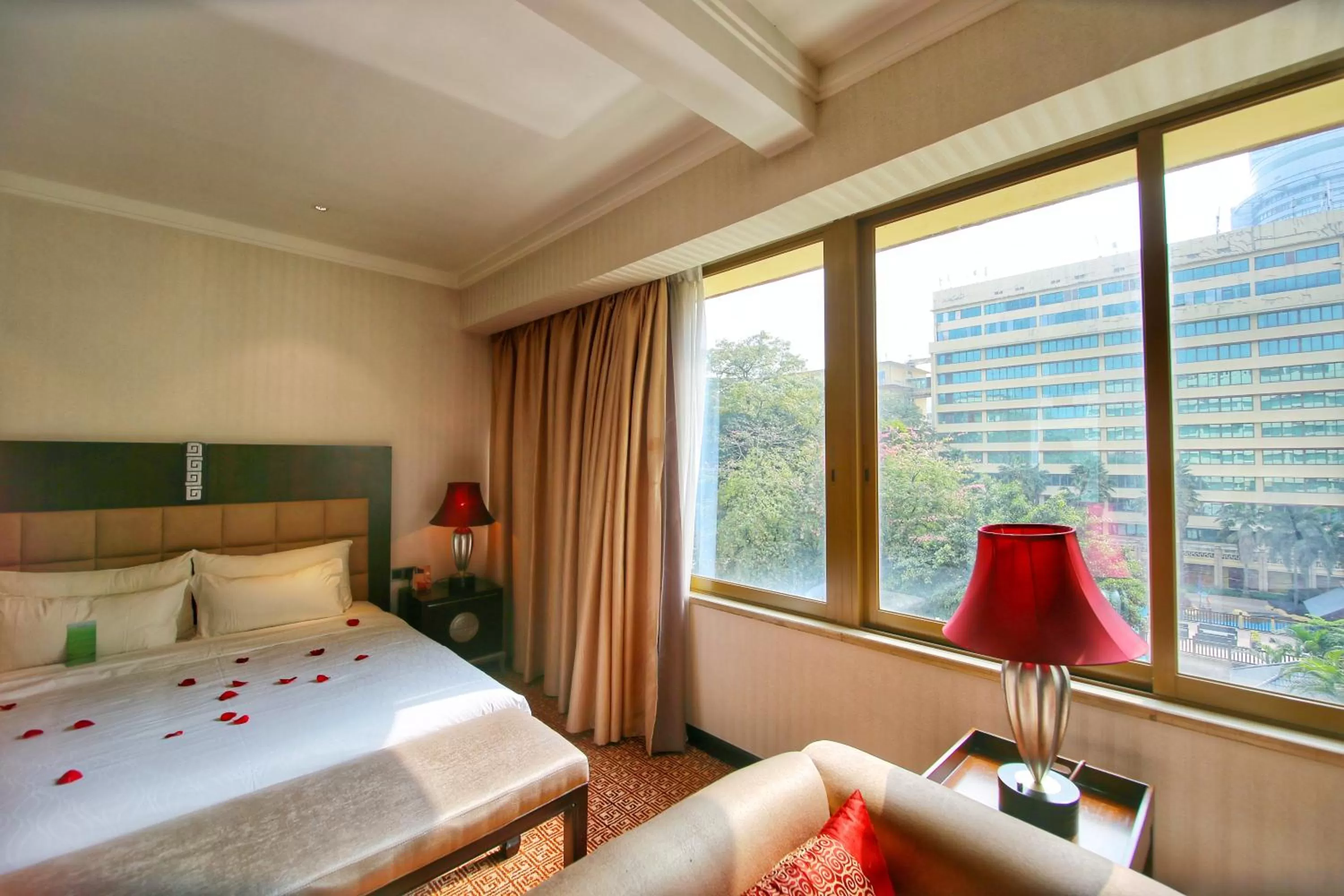 Bedroom, Bed in Guangzhou Dong Fang Hotel