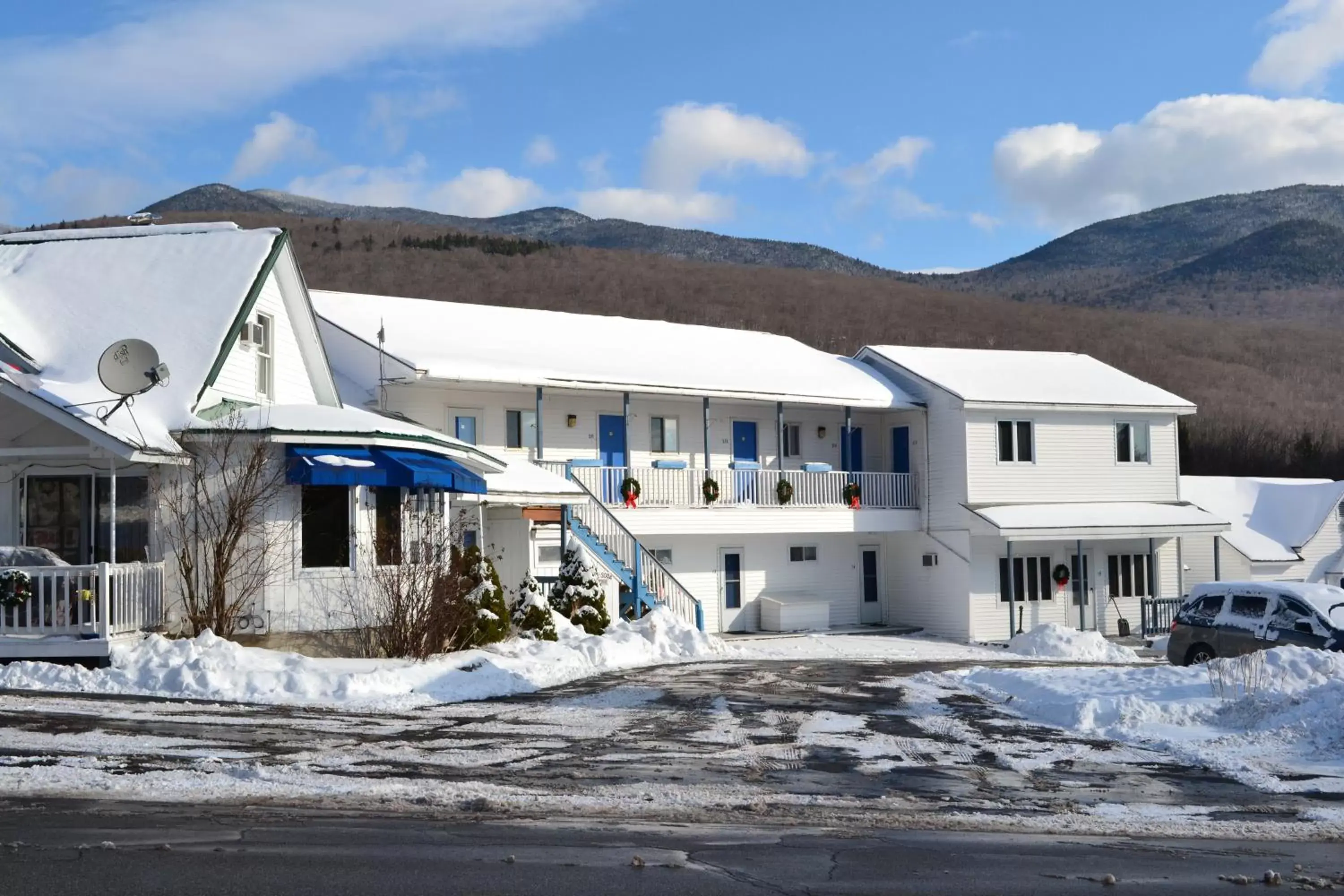 Facade/entrance, Winter in Parker's Motel