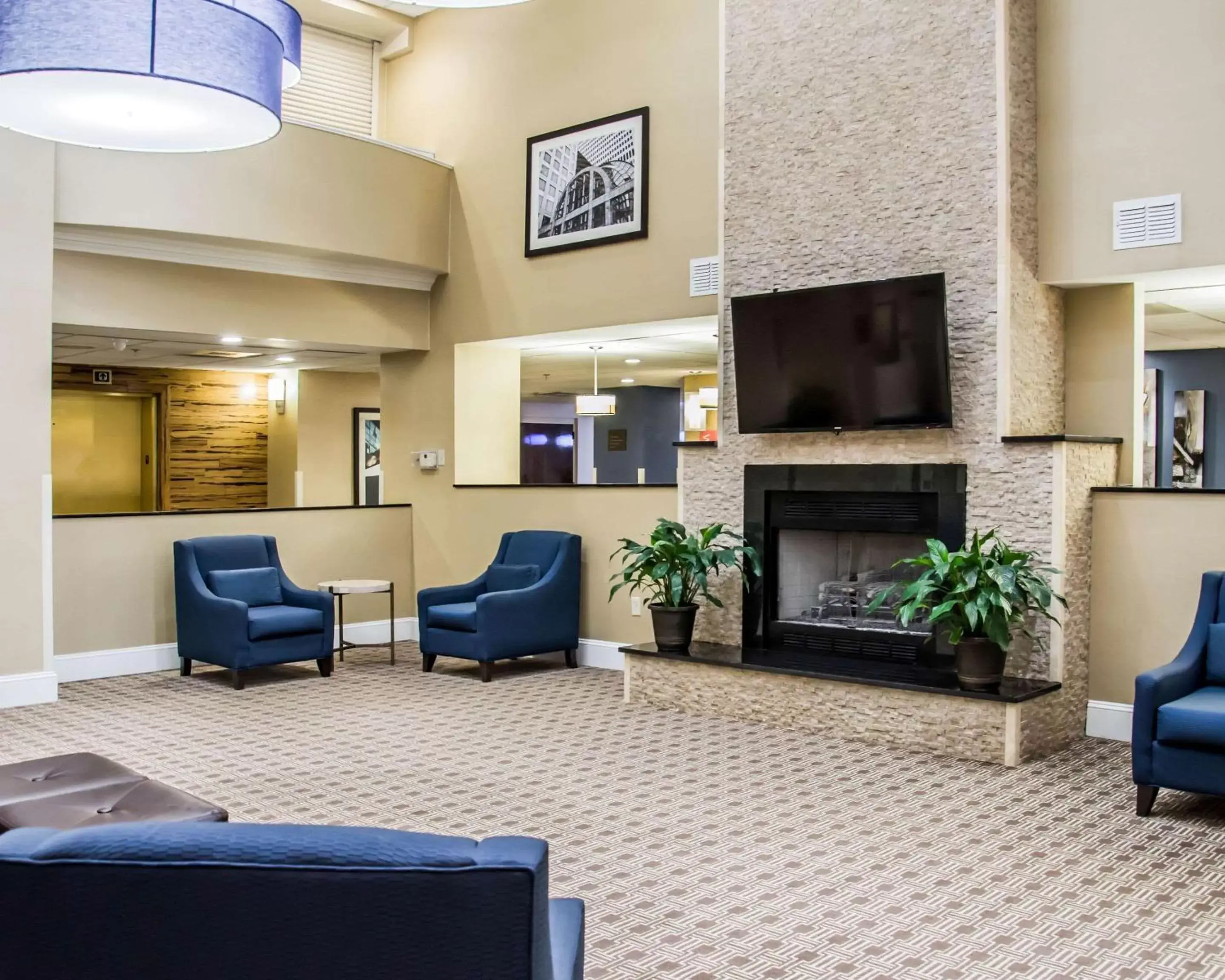 Lobby or reception, Seating Area in Comfort Suites Research Park - University