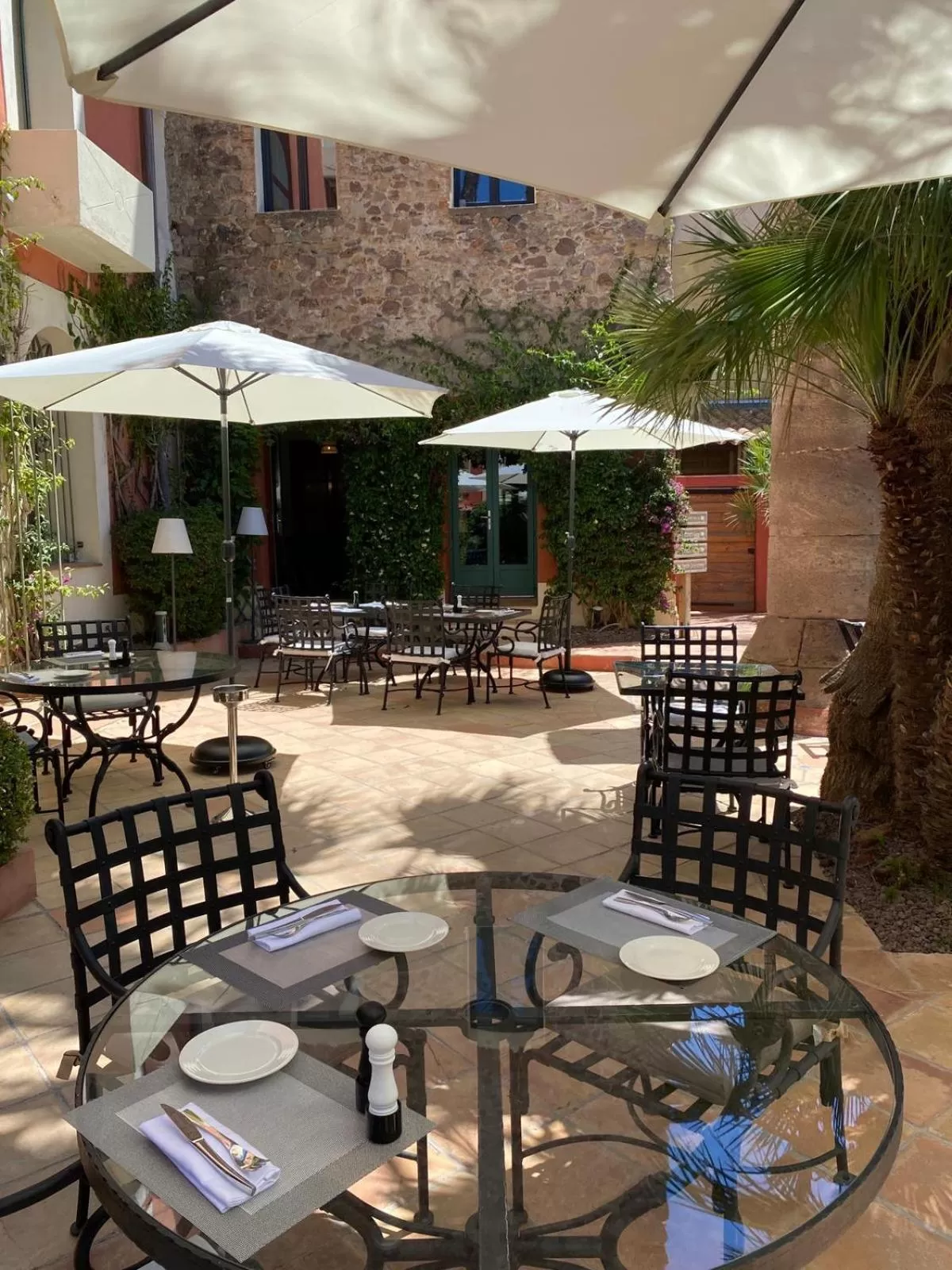 Patio in Hôtel l'Arena