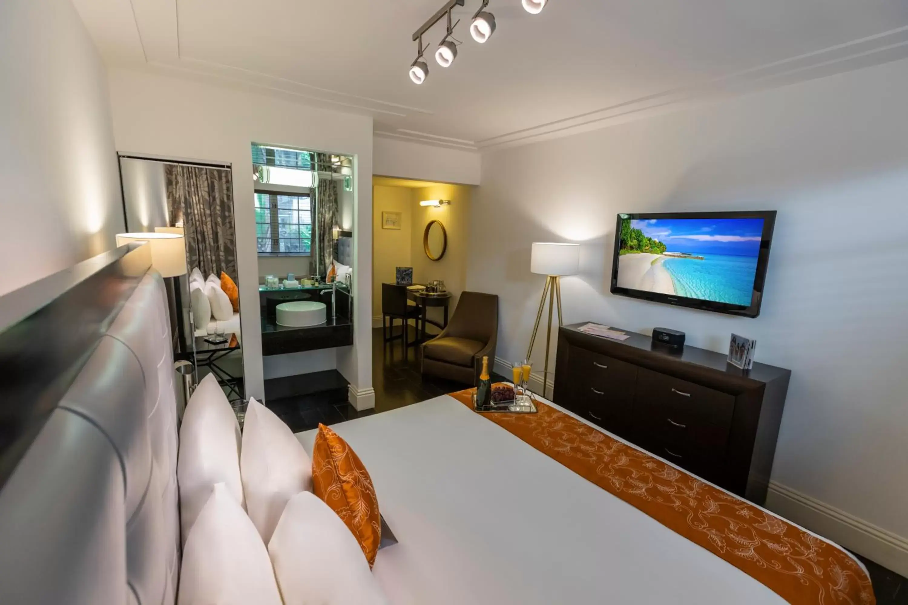 Bedroom, TV/Entertainment Center in Riviera Suites
