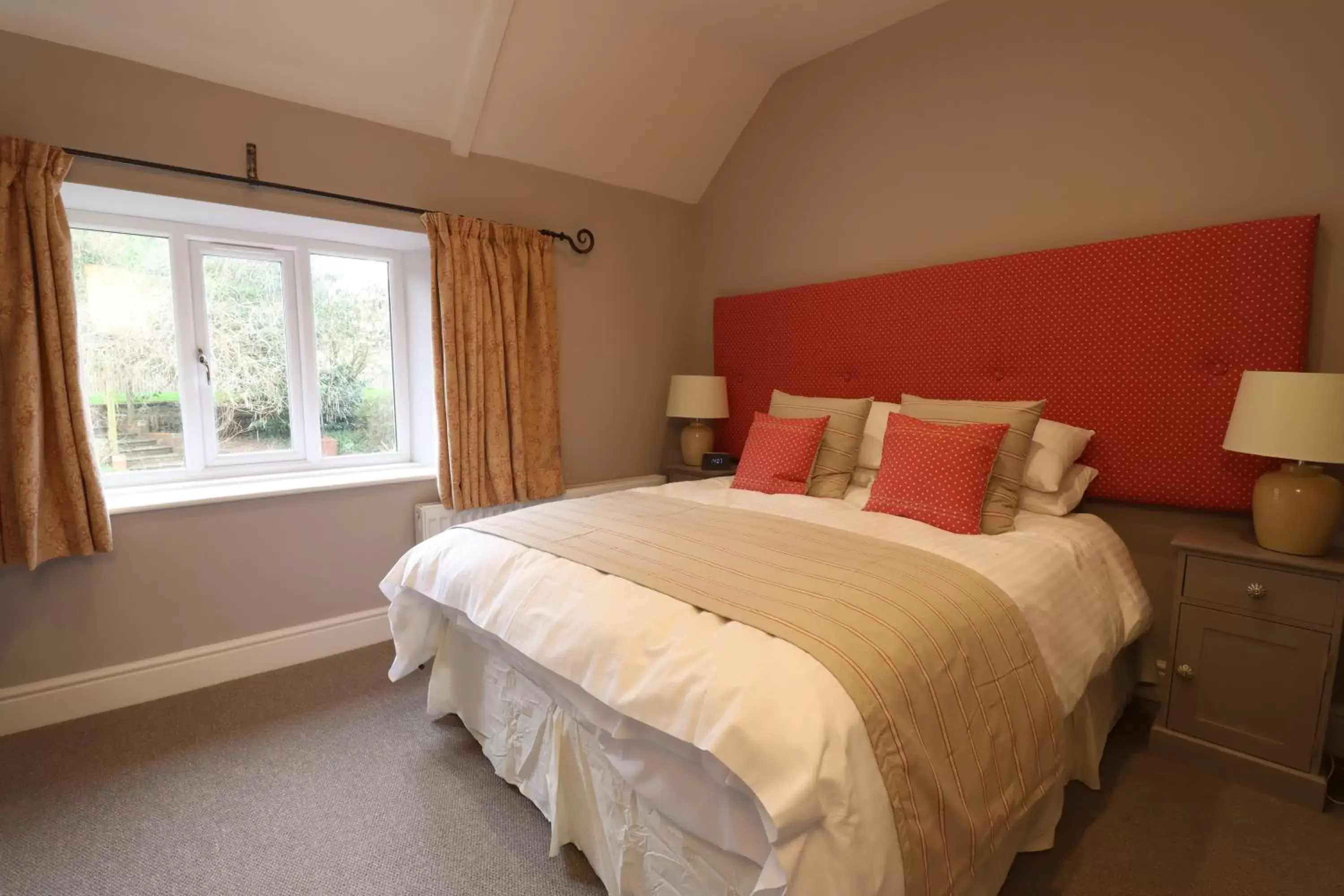 Photo of the whole room, Bed in The New Inn Halse