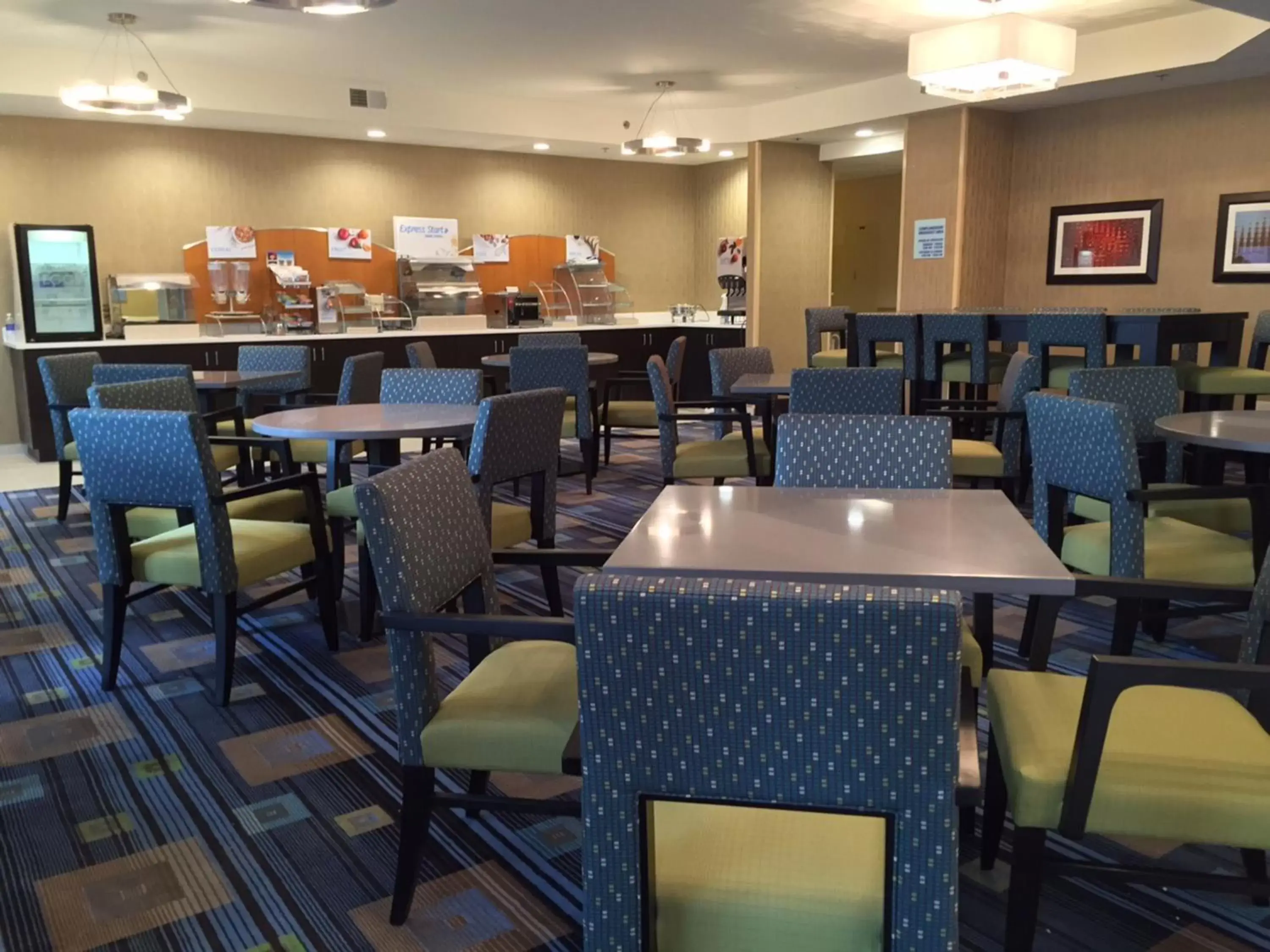 Breakfast, Restaurant/Places to Eat in Holiday Inn Express Chicago NW - Arlington Heights, an IHG Hotel