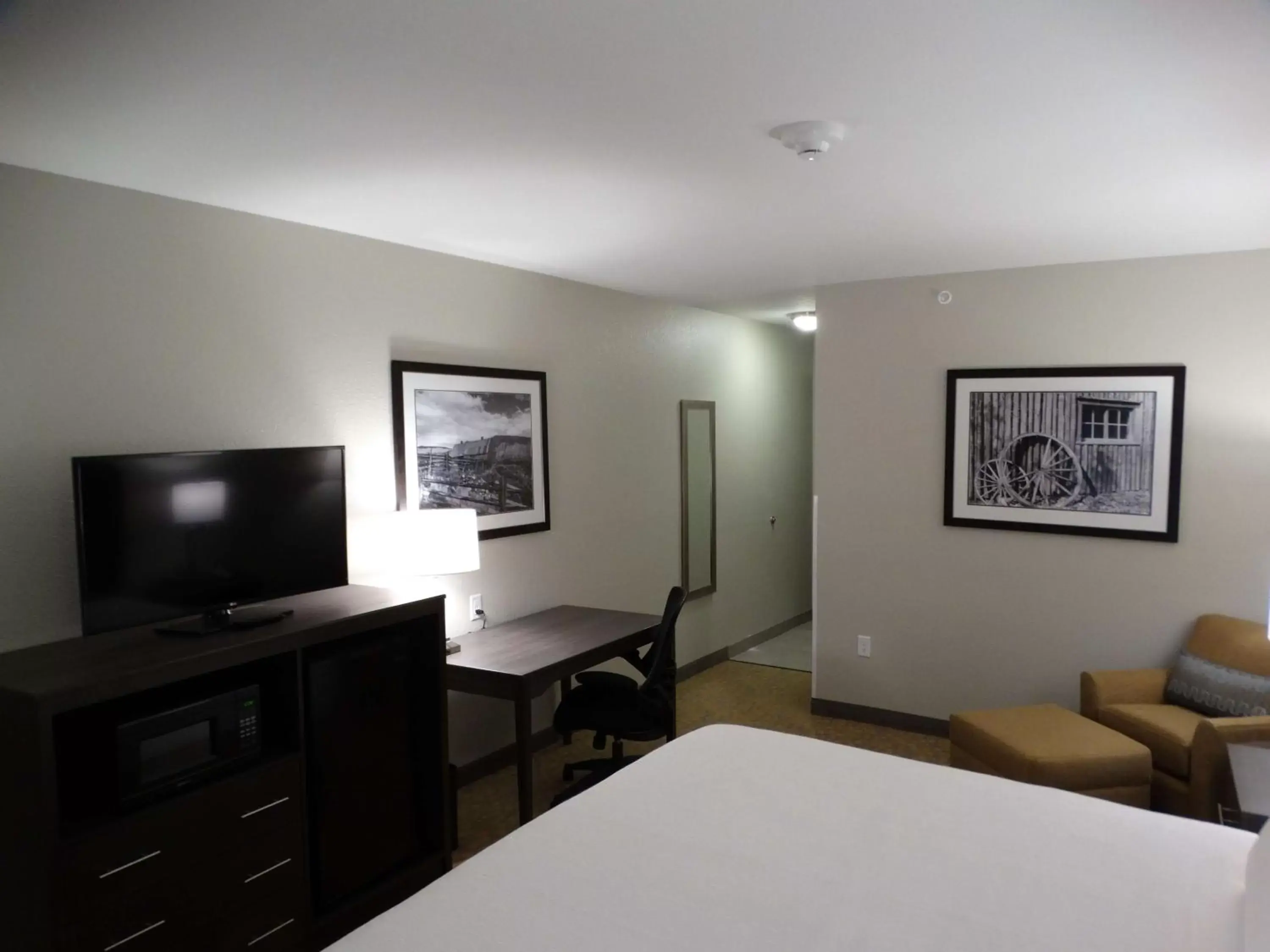 Photo of the whole room, Bed in Best Western Plus The Inn at Hells Canyon