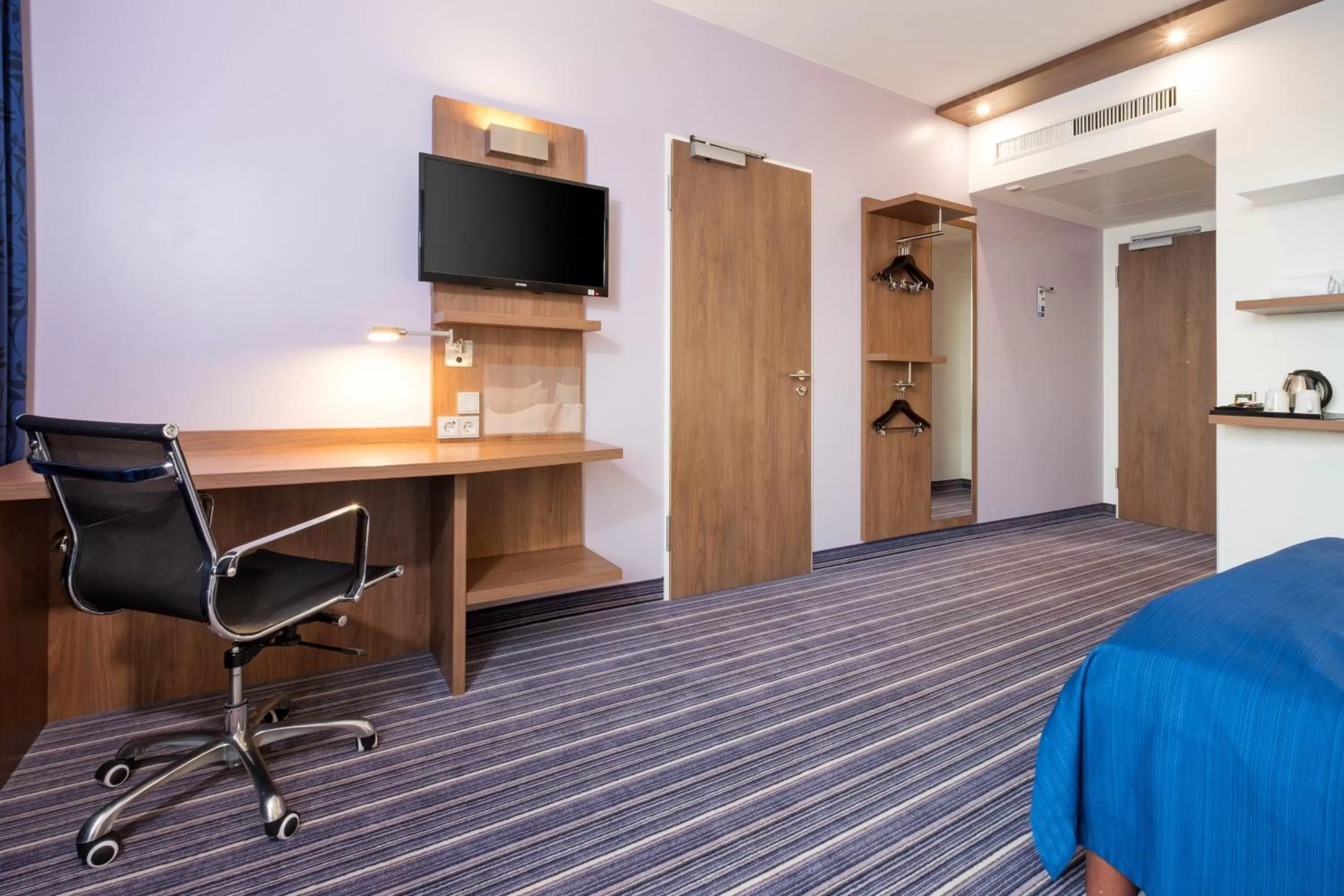 Photo of the whole room, Bed in Holiday Inn Express Friedrichshafen by IHG