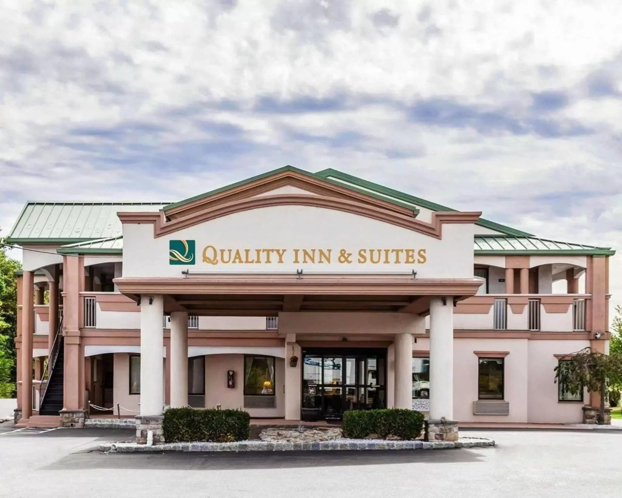 Property building in Quality Inn & Suites Quakertown-Allentown