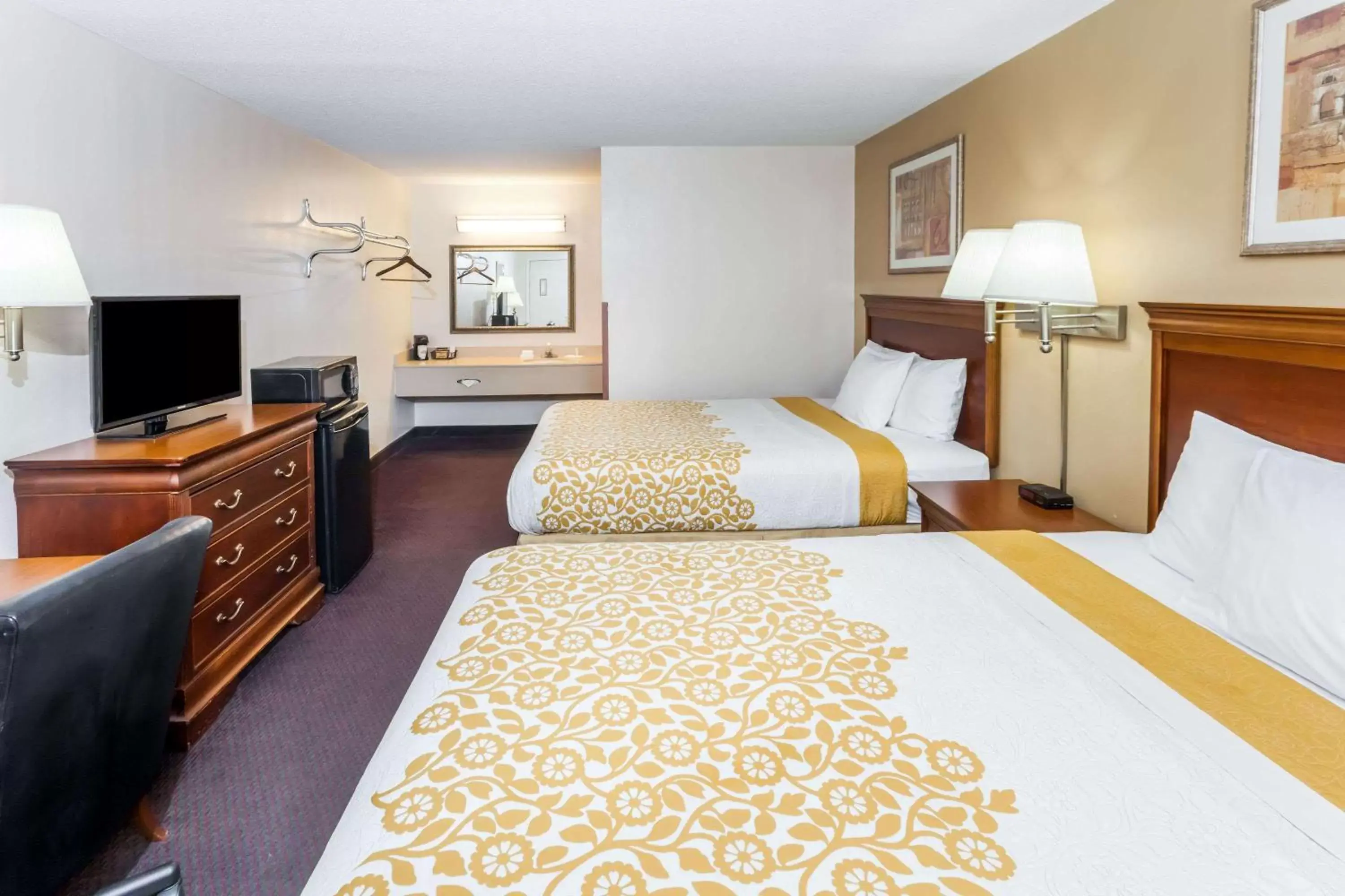 Photo of the whole room, Bed in Days Inn by Wyndham Fort Wayne