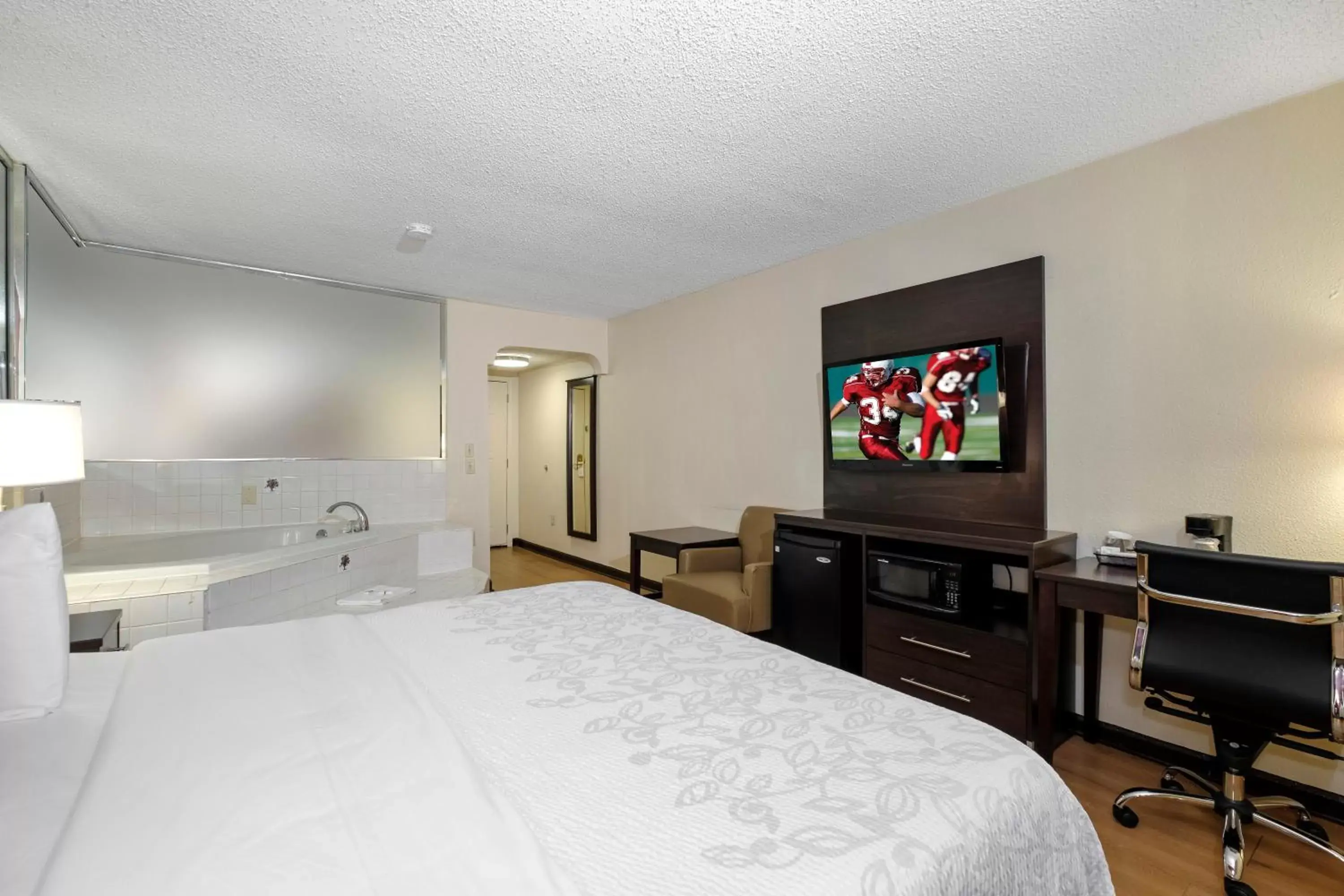 Photo of the whole room, Bed in Red Roof Inn PLUS+ & Suites Opelika